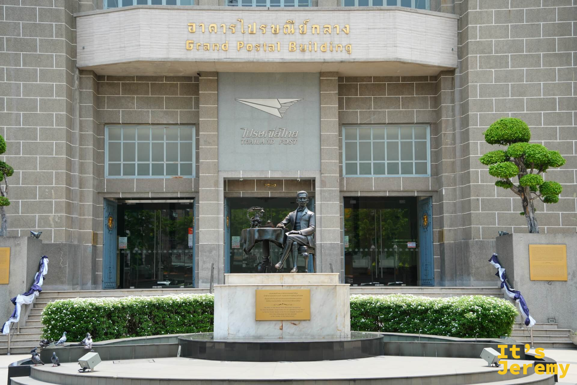 Grand Postal Building 正面:「อาคารไปรษณีย์กลาง / Grand Postal Building」金字招牌,泰國郵政 logo,廣場上有鴿子