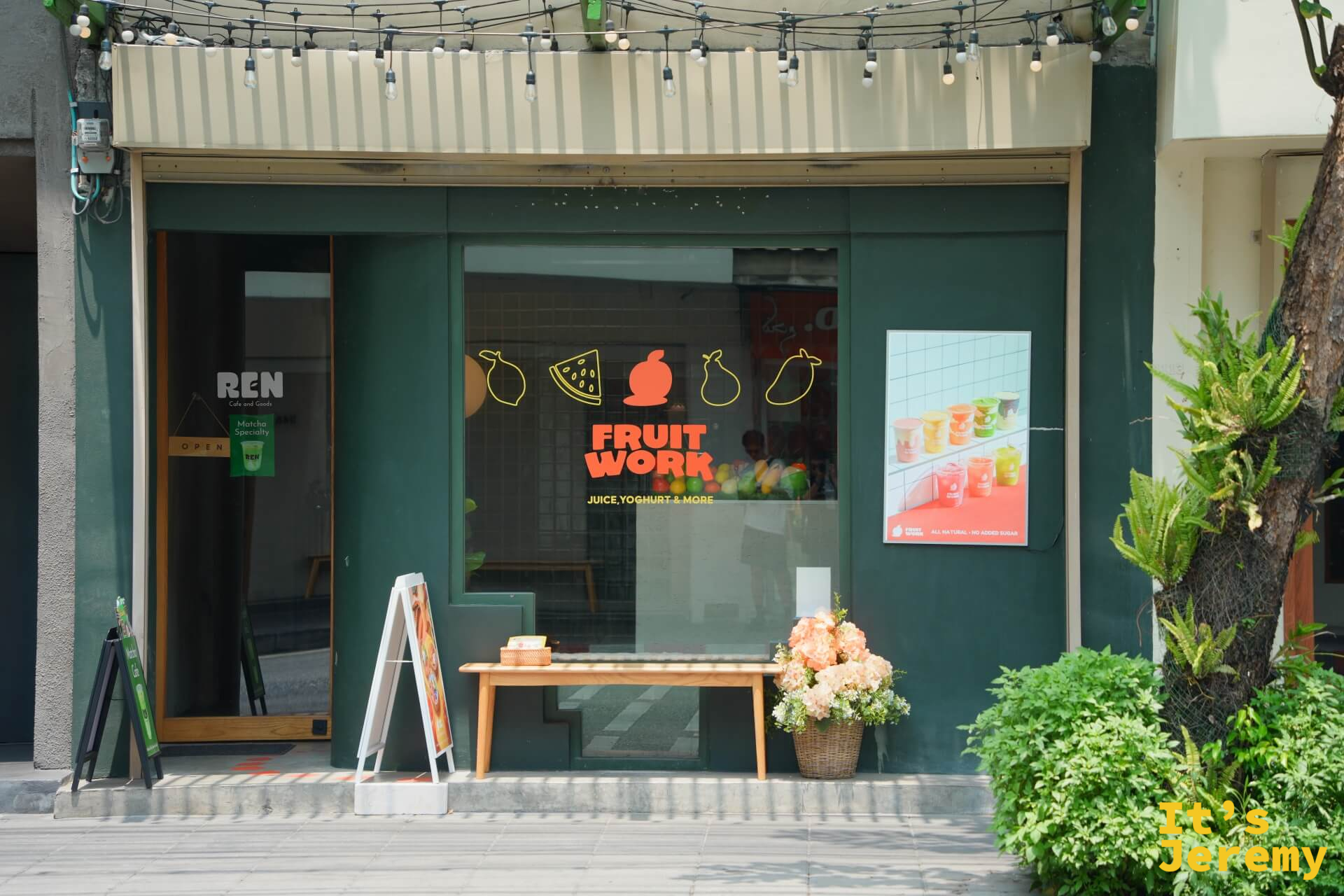 FRUIT WORK 果汁店深綠色門面,大面玻璃,旁邊的 REN Cafe 也是同款調性