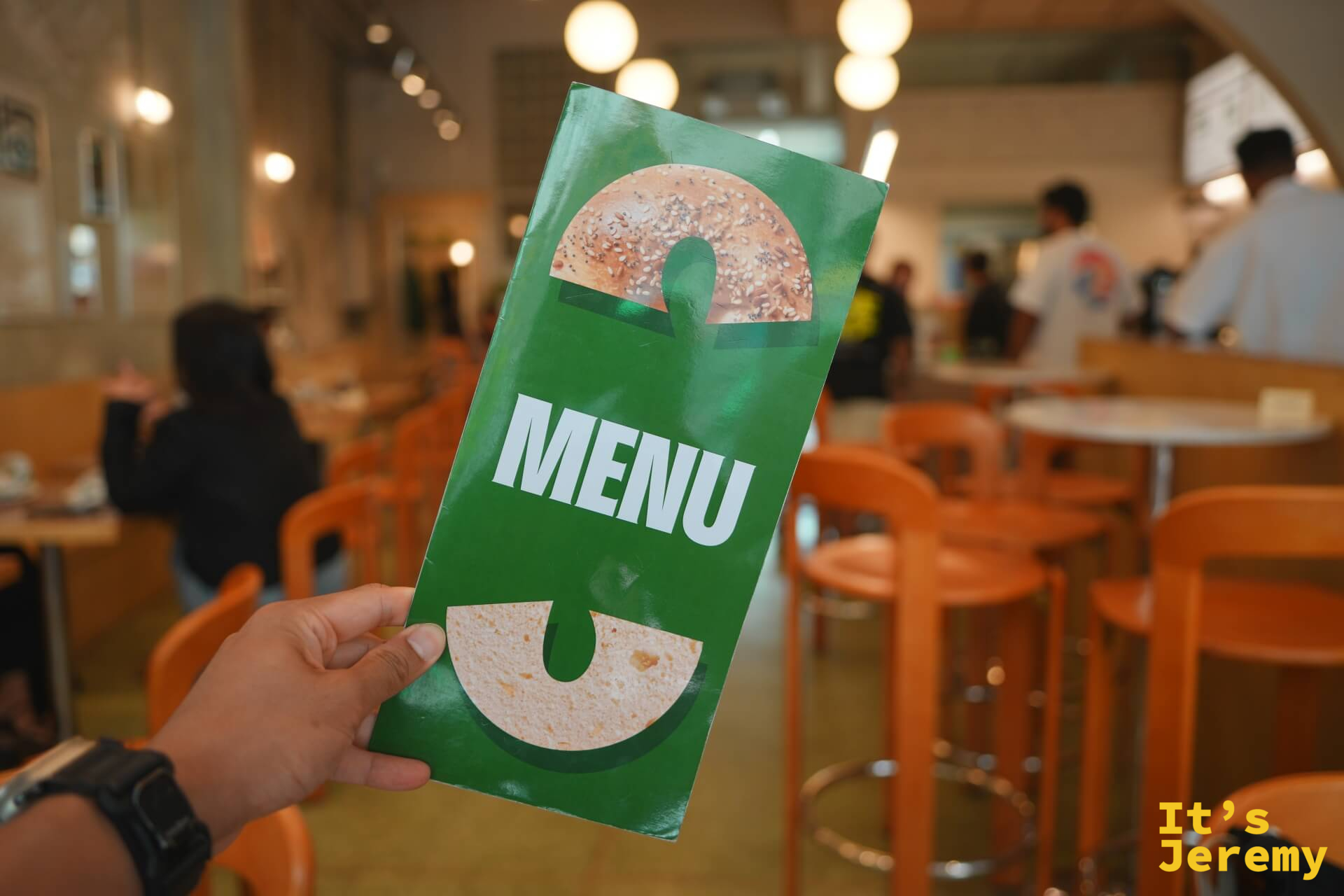 貝果展示櫃全覽，六格籃子各放一款，標牌清楚標示品名，Sesame 和 Poppy Seed 那天已賣完