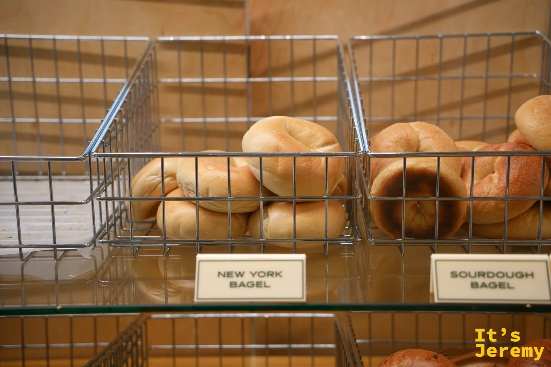 New York Bagel 與 Sourdough Bagel 特寫，外皮光滑飽滿，烤色均勻