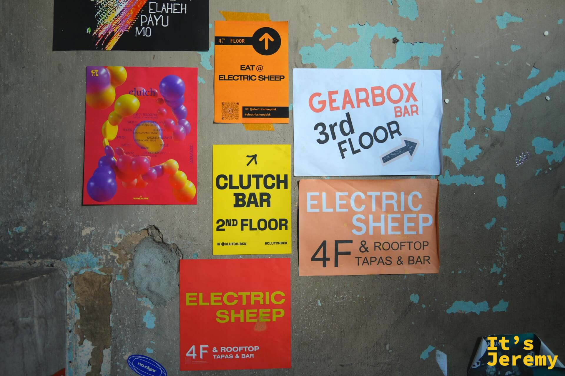 牆上貼著樓層指引:CLUTCH BAR 2nd Floor、GEARBOX BAR 3rd Floor、ELECTRIC SHEEP 4F & Rooftop Tapas & Bar