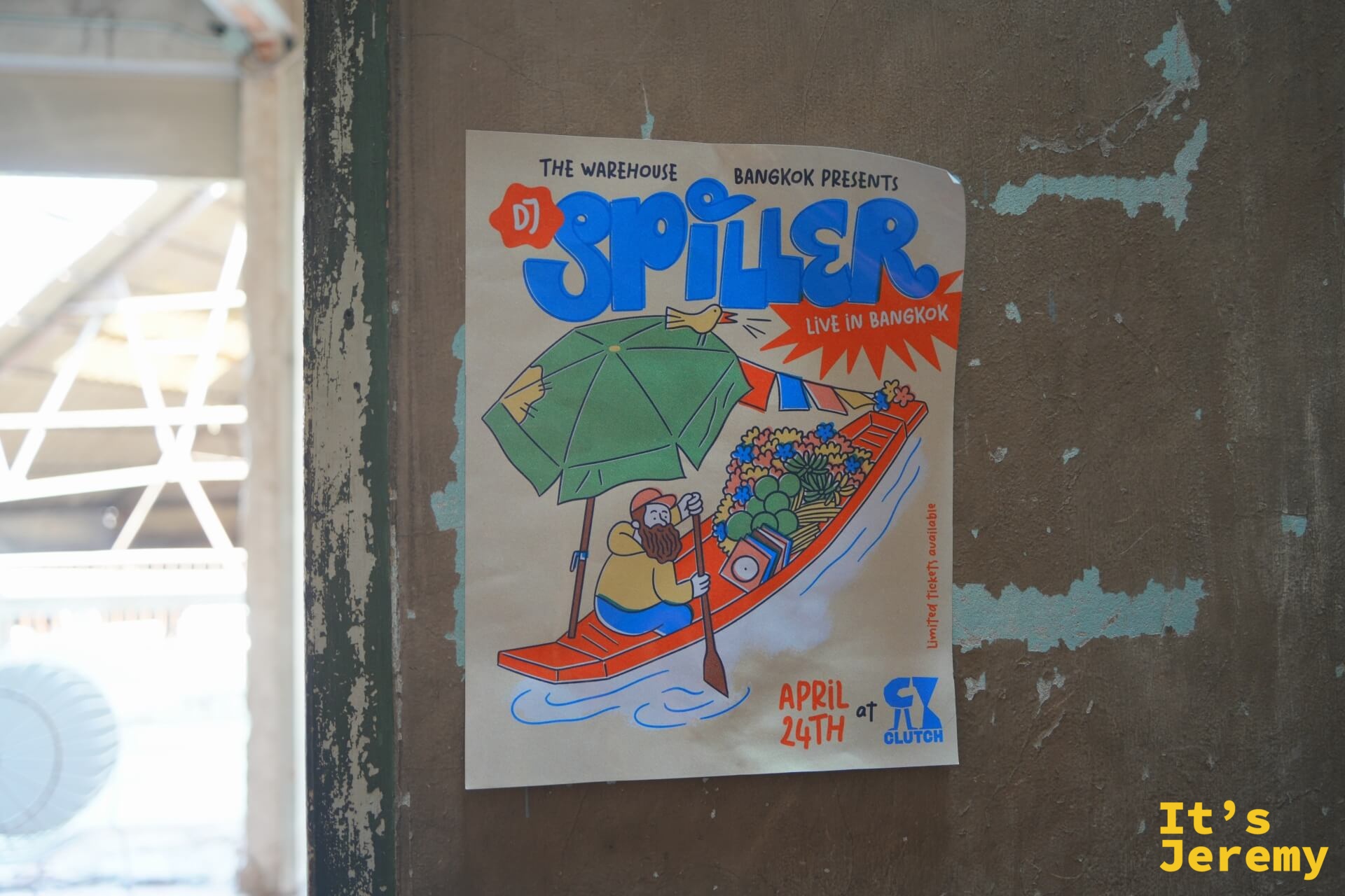 THE WAREHOUSE 舉辦「DJ Spiller Live in Bangkok」活動海報:卡通長尾木船上的嬉皮 DJ,色彩明亮