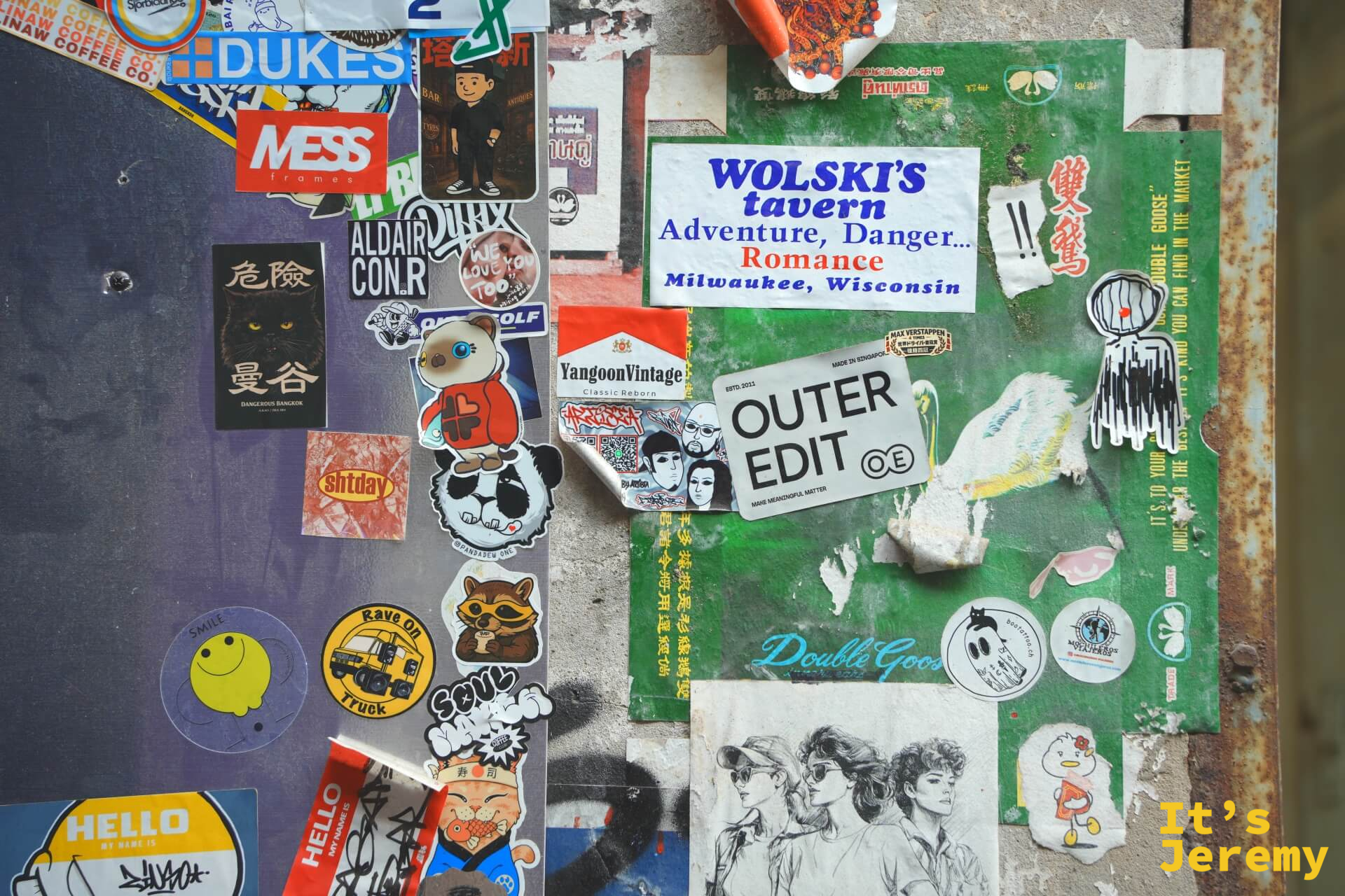 牆面上貼滿各地品牌貼紙和海報:Wolski