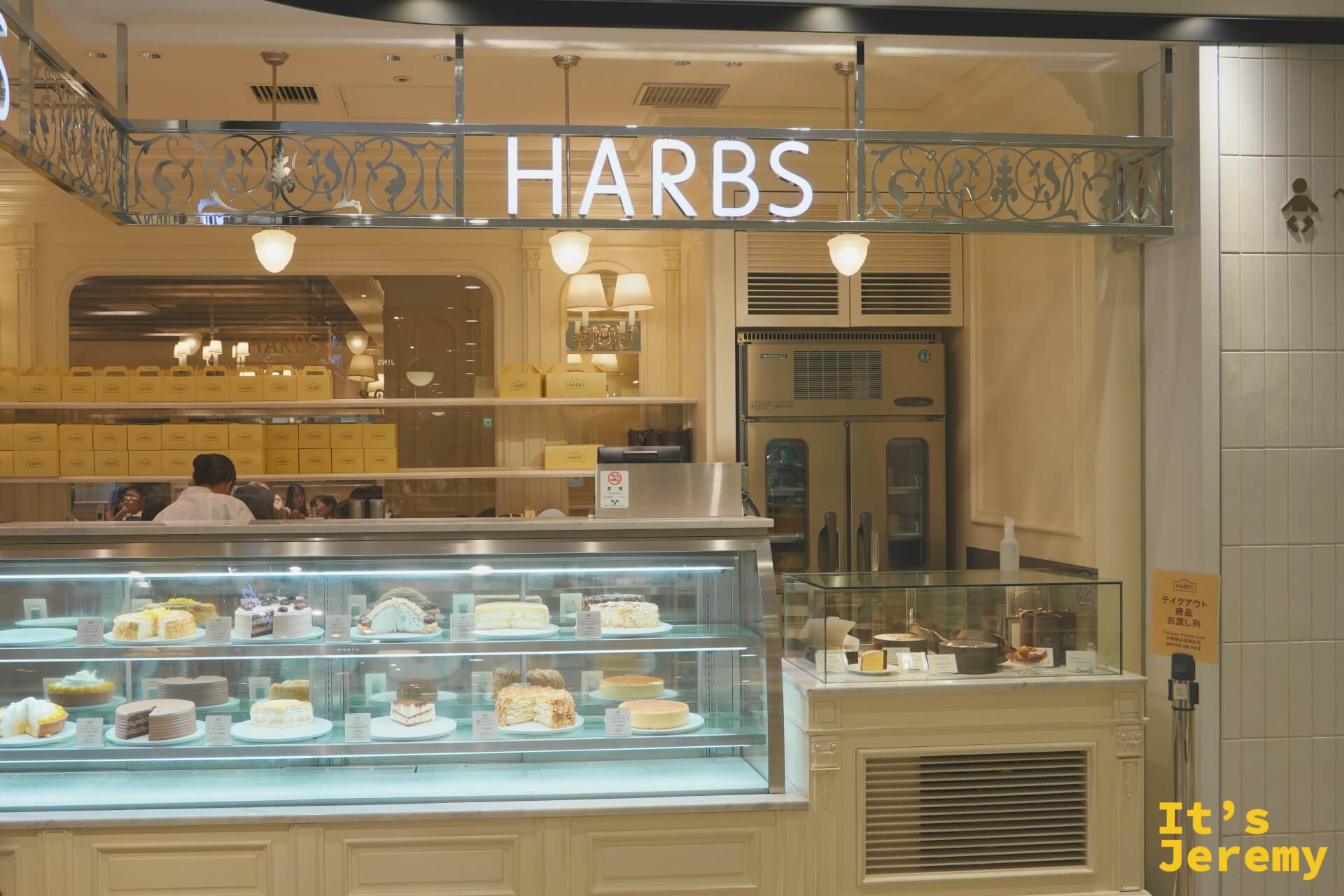 另一個角度的 HARBS 展示台,標牌清晰,蛋糕品項一目了然