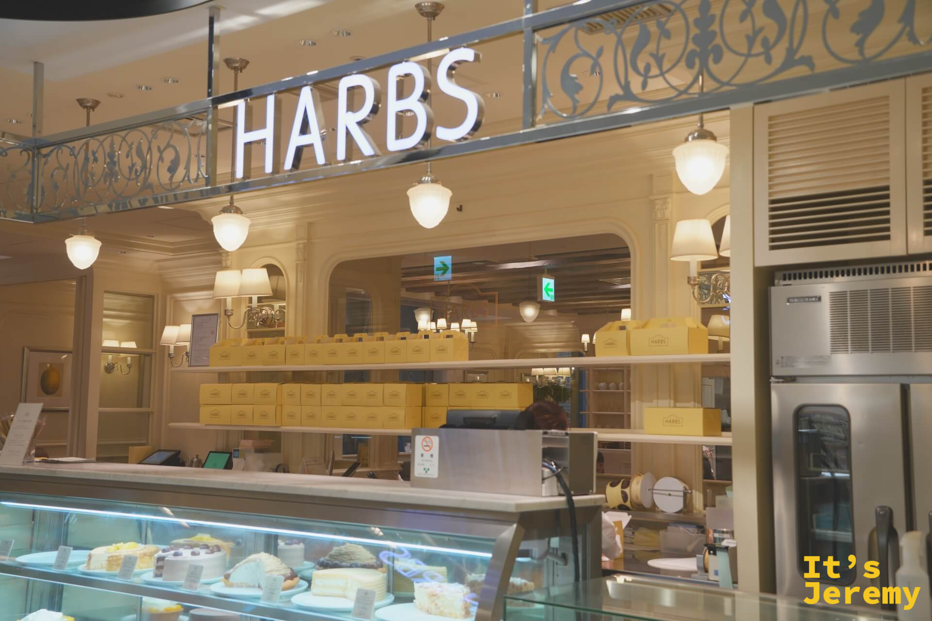 HARBS 門面,HARBS 字樣發光招牌與鐵藝裝飾,門口展示台陳列著各種切片蛋糕