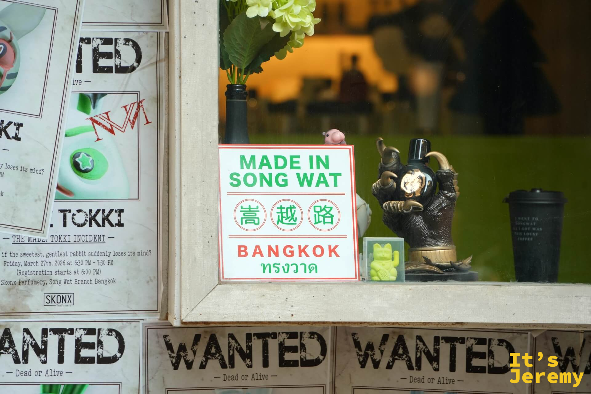 SKONX 店窗內的「MADE IN SONG WAT」標誌,旁邊陳列著潮流公仔收藏品與「WANTED TOKKI」周邊