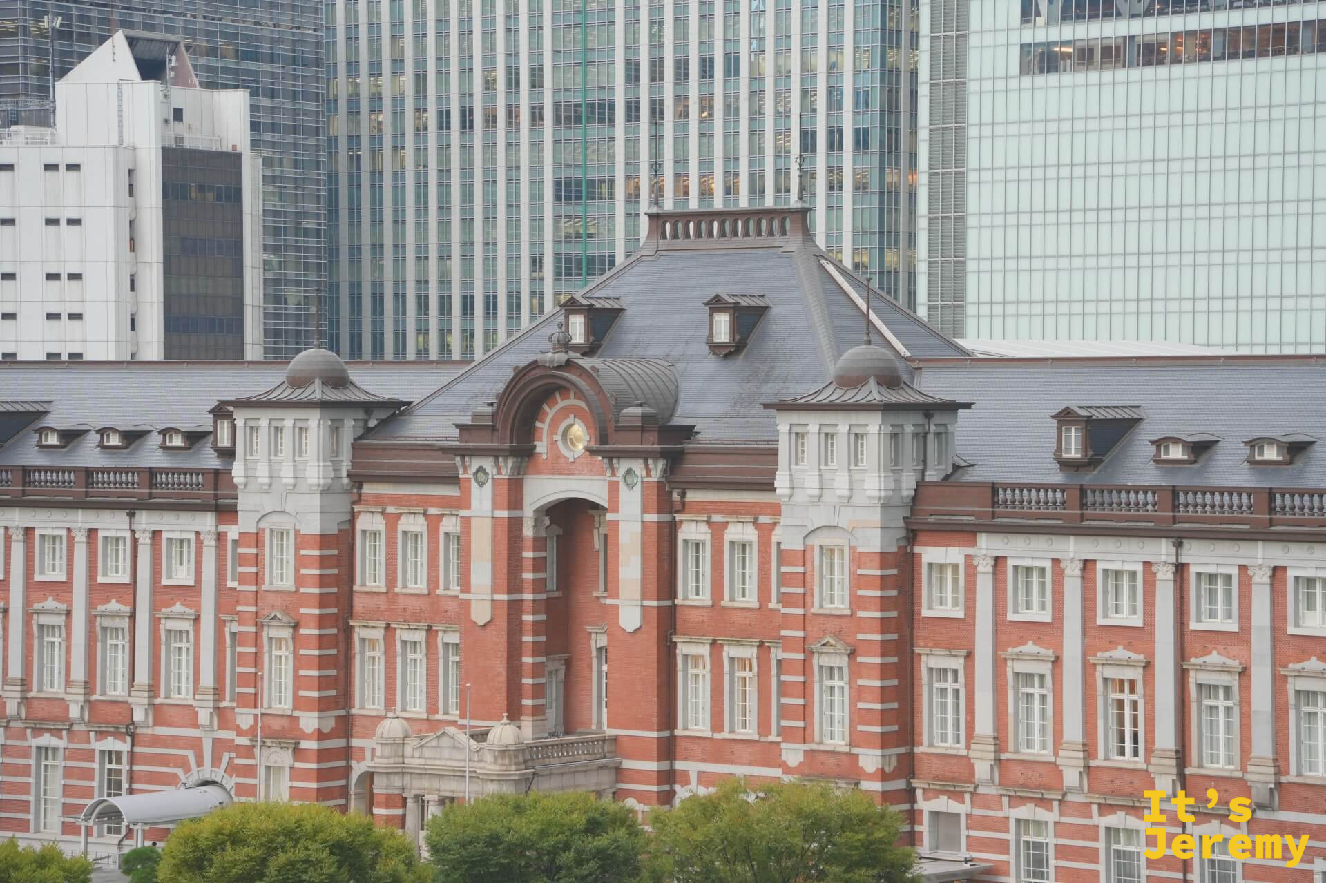 東京車站中央立面的浮雕與窗飾,百年前的工藝細節清晰可辨