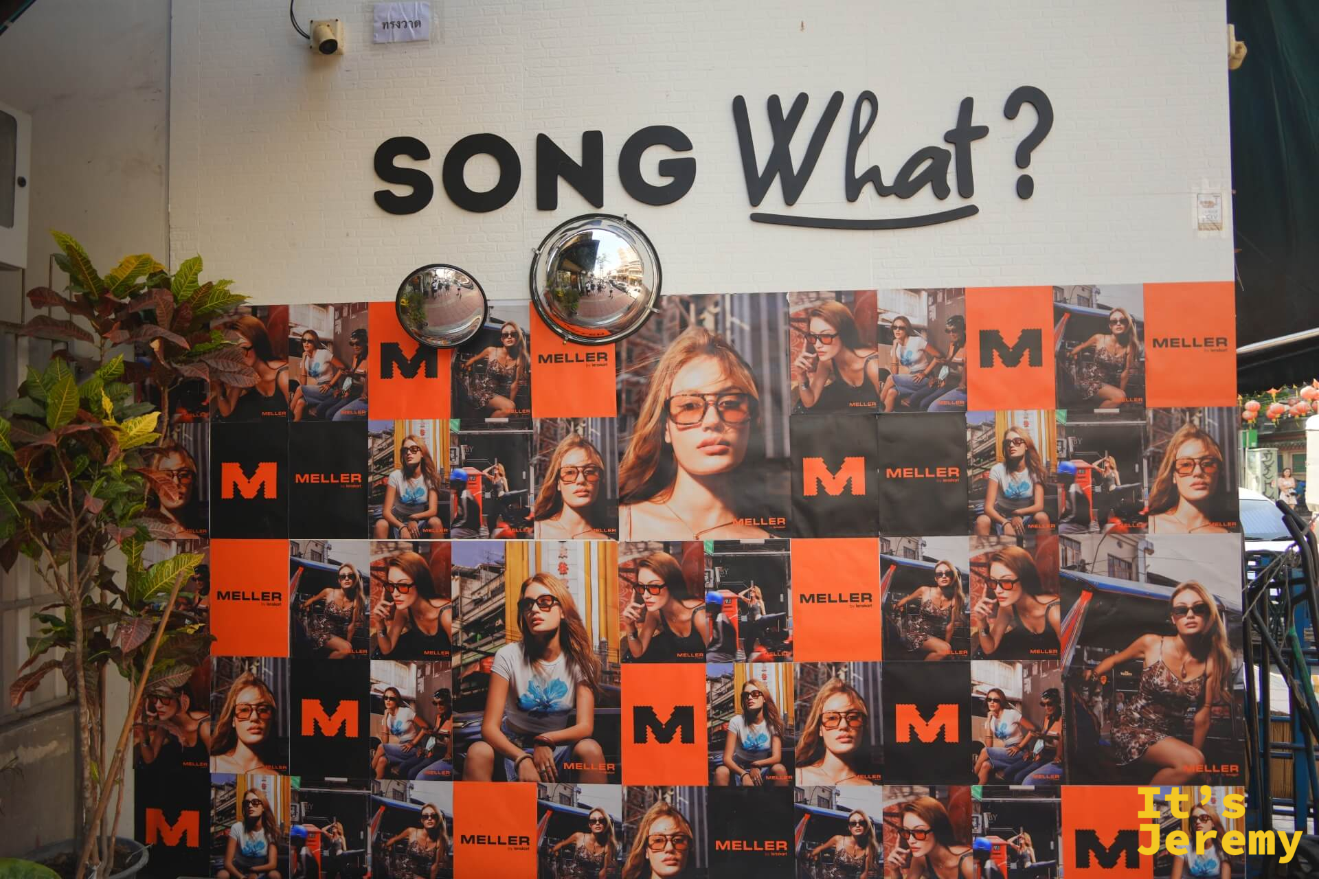 「SONG What?」文字牆搭配 Meller 墨鏡品牌快閃展示,諧音雙關文字玩了「SONG WAT」的發音