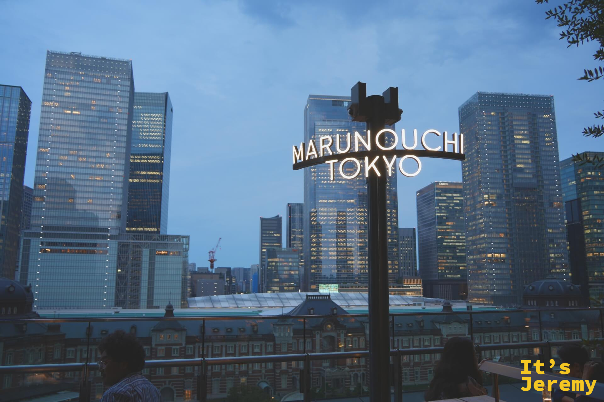入夜後 MARUNOUCHI TOKYO 霓虹燈全亮,背後整個丸之內商業區化成燈海