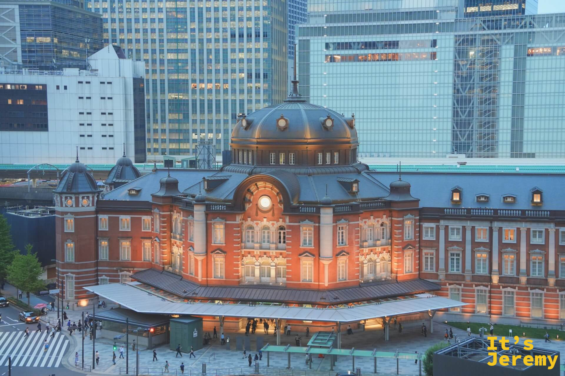 南圓頂傍晚特寫,弧形穹頂在暖光下層次分明