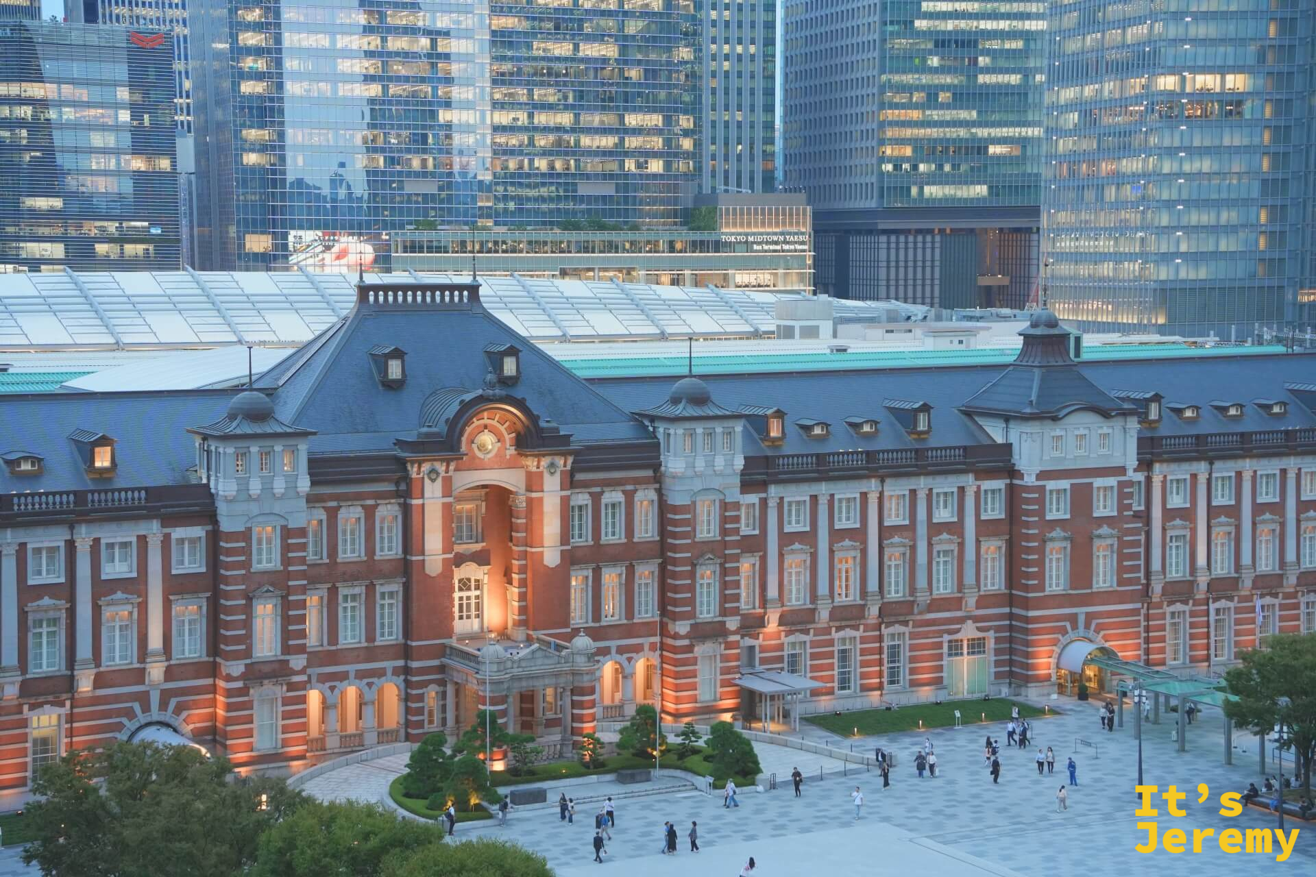 傍晚藍調時分,東京車站全景從廣場望去,車站燈光開始預熱