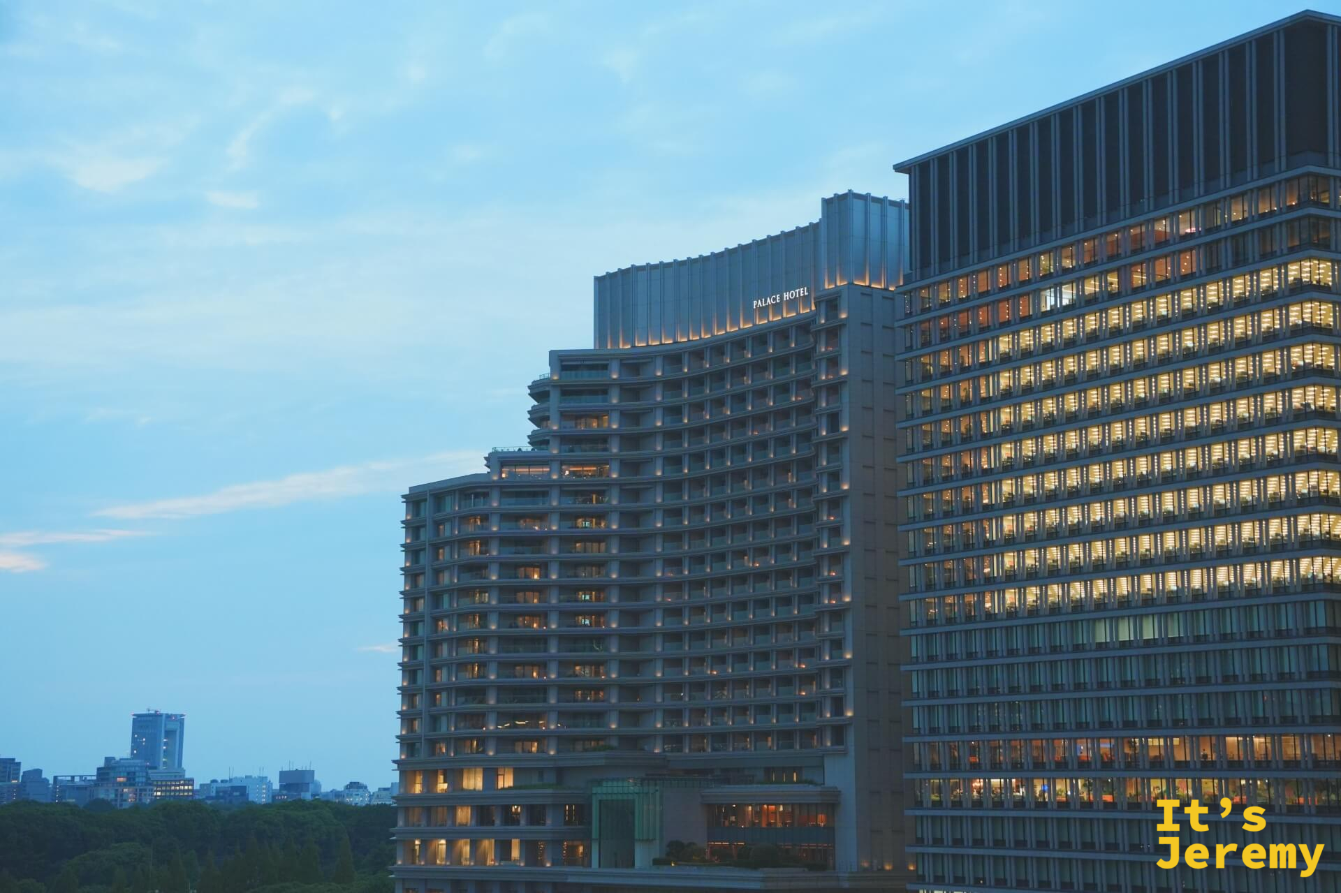 傍晚藍調中的 Palace Hotel Tokyo,比東京車站年輕,卻也選擇以低調沉穩的姿態與這個地段共存