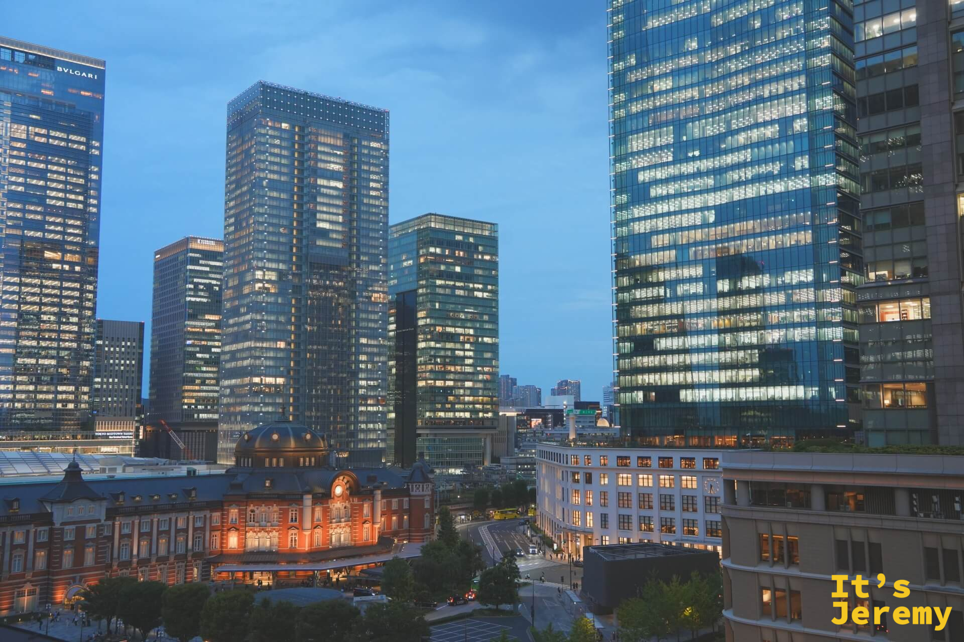 入夜,東京車站與丸之內大樓群同框,橘光剛開始打上紅磚