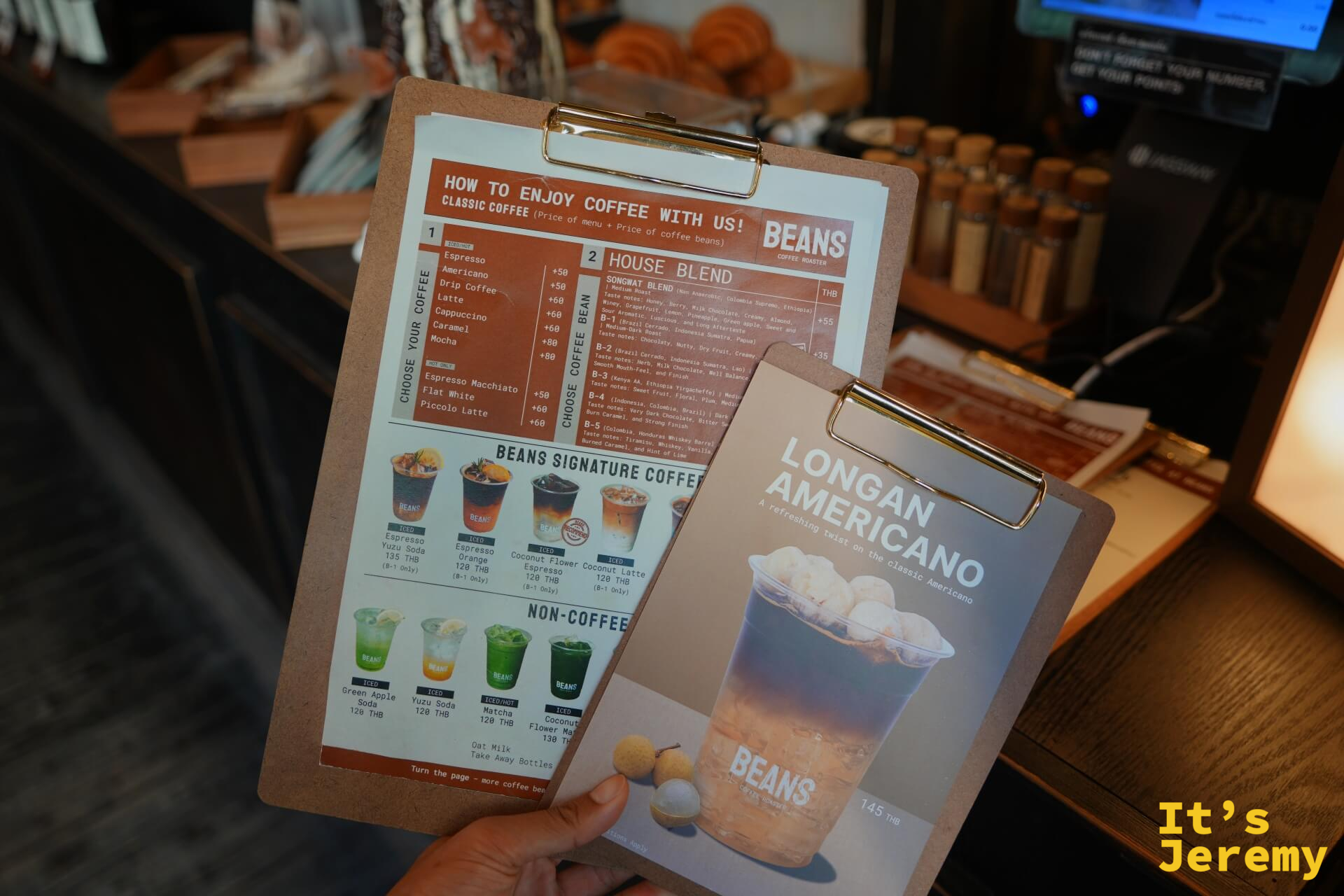 BEANS 菜單夾板:可見 Classic Coffee、House Blend(B 系列)、Signature Coffee、Non-Coffee 各選項,以及 Longan Americano ฿145 獨立介紹卡