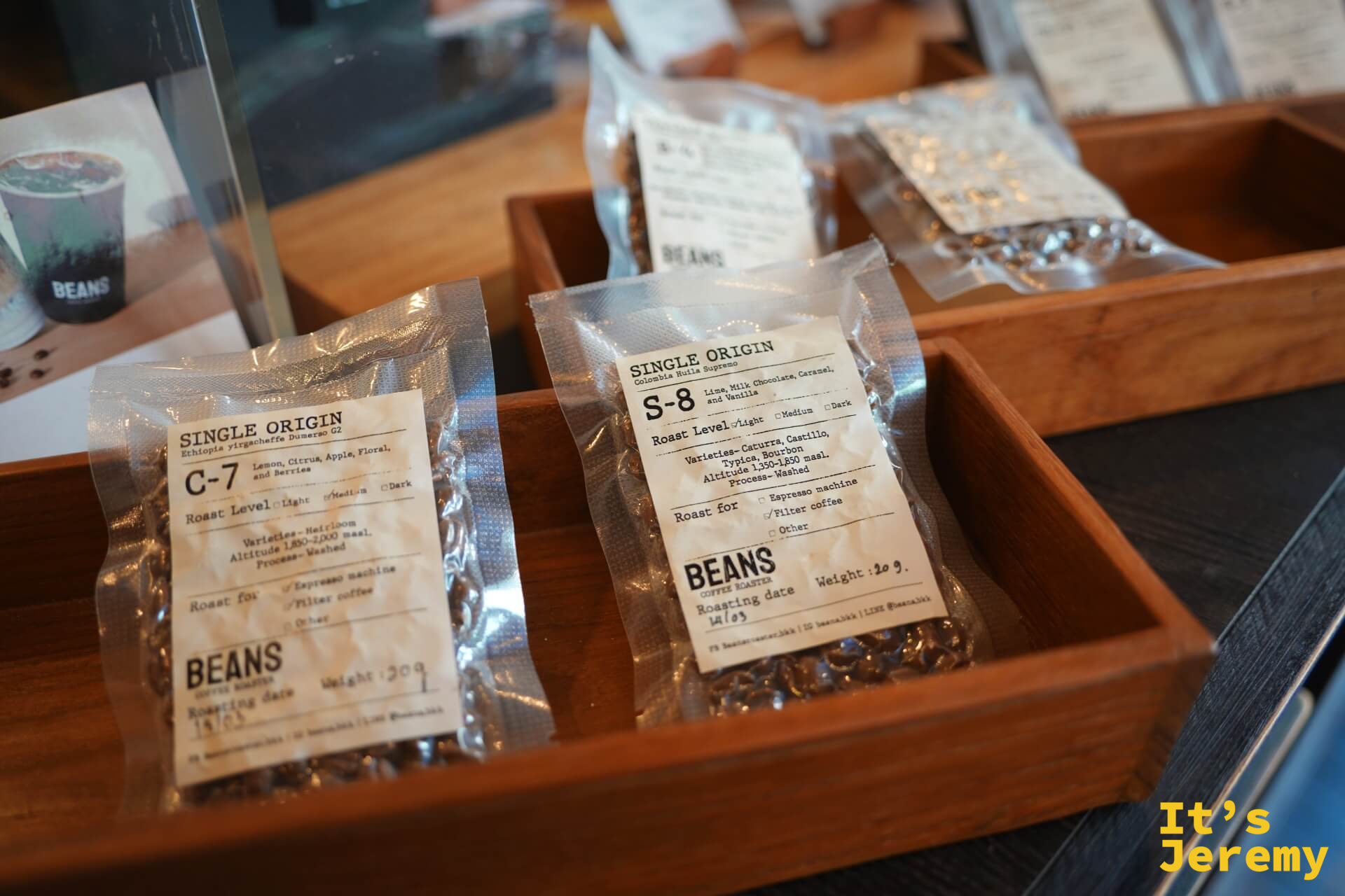 木盒中兩包 Single Origin 咖啡豆:C-7(衣索比亞 Yirgacheffe,淺中焙,柑橘花香莓果)與 S-8(哥倫比亞 Huila,中焙,牛奶巧克力焦糖香草)