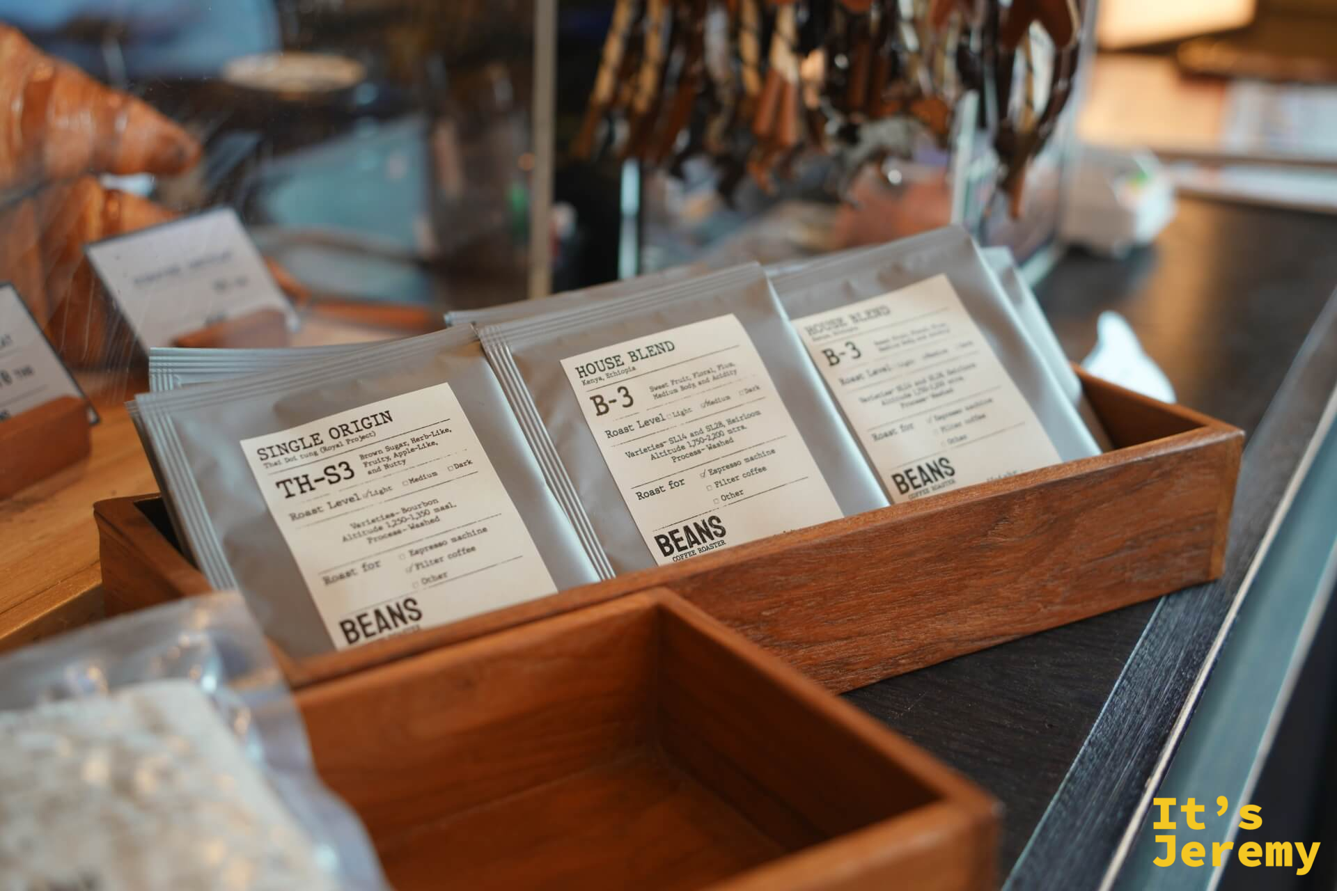 展示盒中三包掛耳咖啡:TH-S3 Single Origin(泰國多依頌皇家計畫,淺焙,紅糖香草果香)、B-3 House Blend(肯亞衣索比亞,淺中焙,甜果香花香)