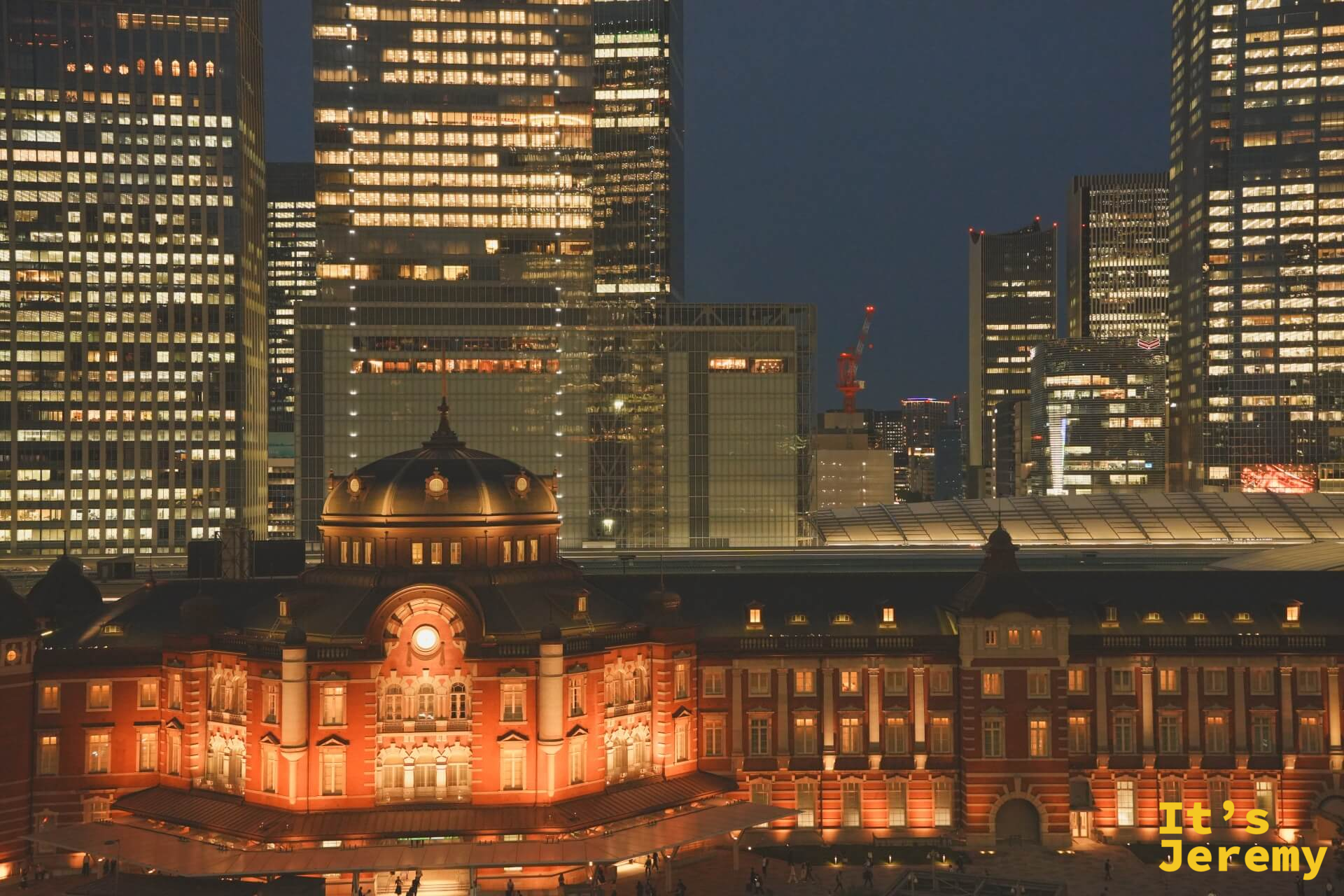 深夜俯瞰,橘紅色的東京車站在更深的夜色中更加醒目