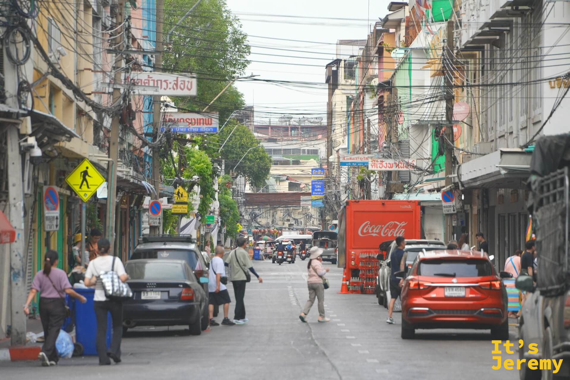 嵩越路巷口,Coca-Cola 紅色大卡車擠進窄巷,兩側老建築,行人閃讓