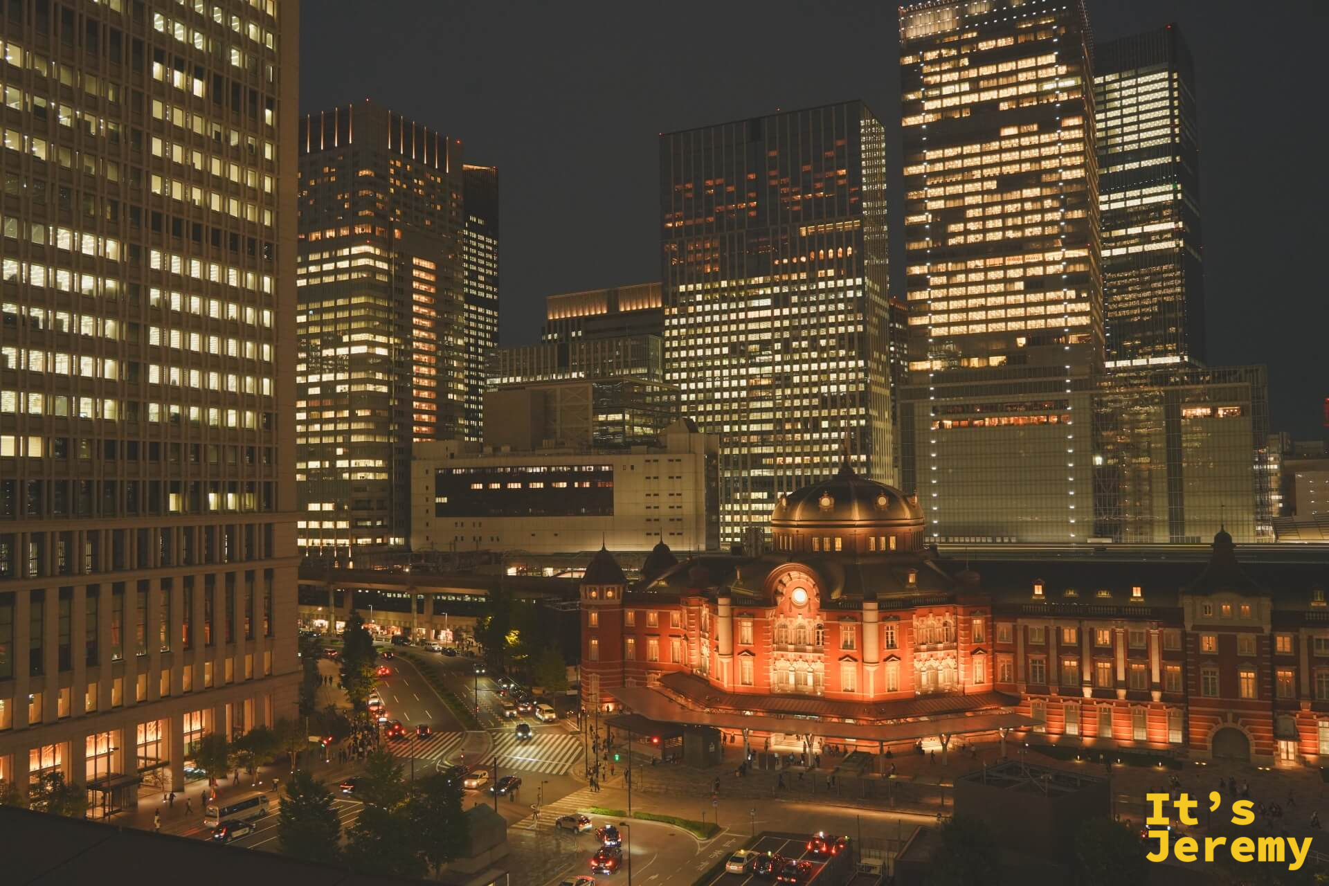 東京車站夜景廣角全圖,橘紅站體與城市燈海並列