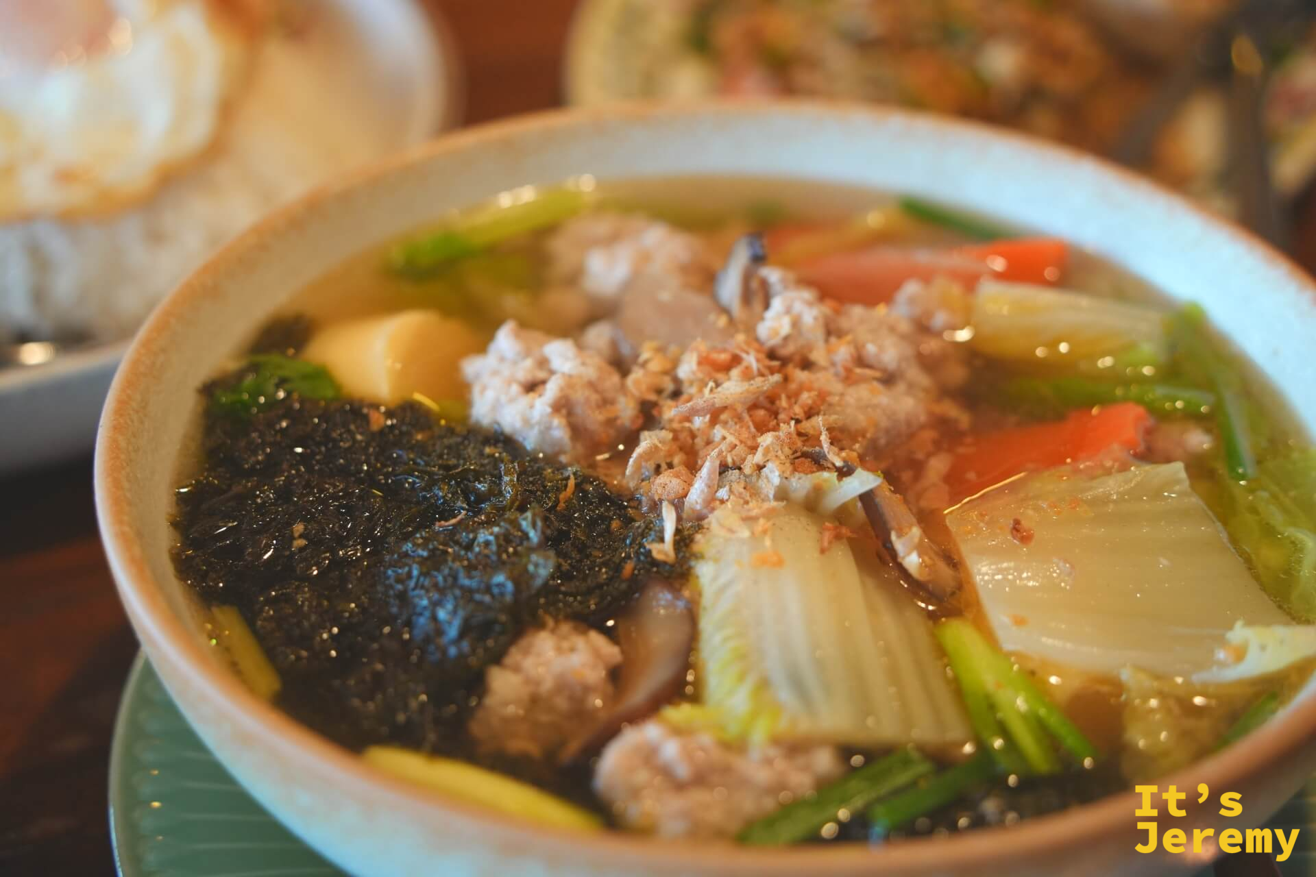 蛋豆腐肉末清湯：清澈湯底搭配蛋豆腐、肉末、小白菜、番茄與一片海苔，擺盤清爽