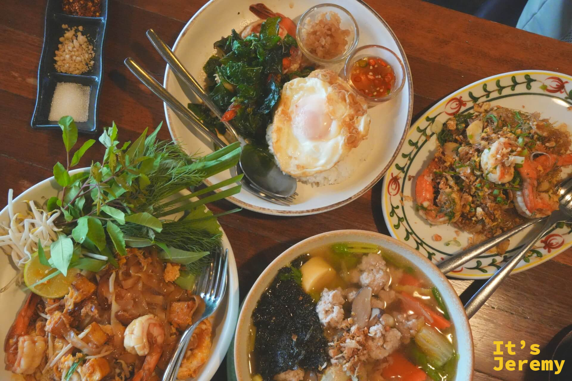 四道主菜桌面俯拍全覽：打拋飯、炒河粉、辣炒冬粉、蛋豆腐清湯同時登場