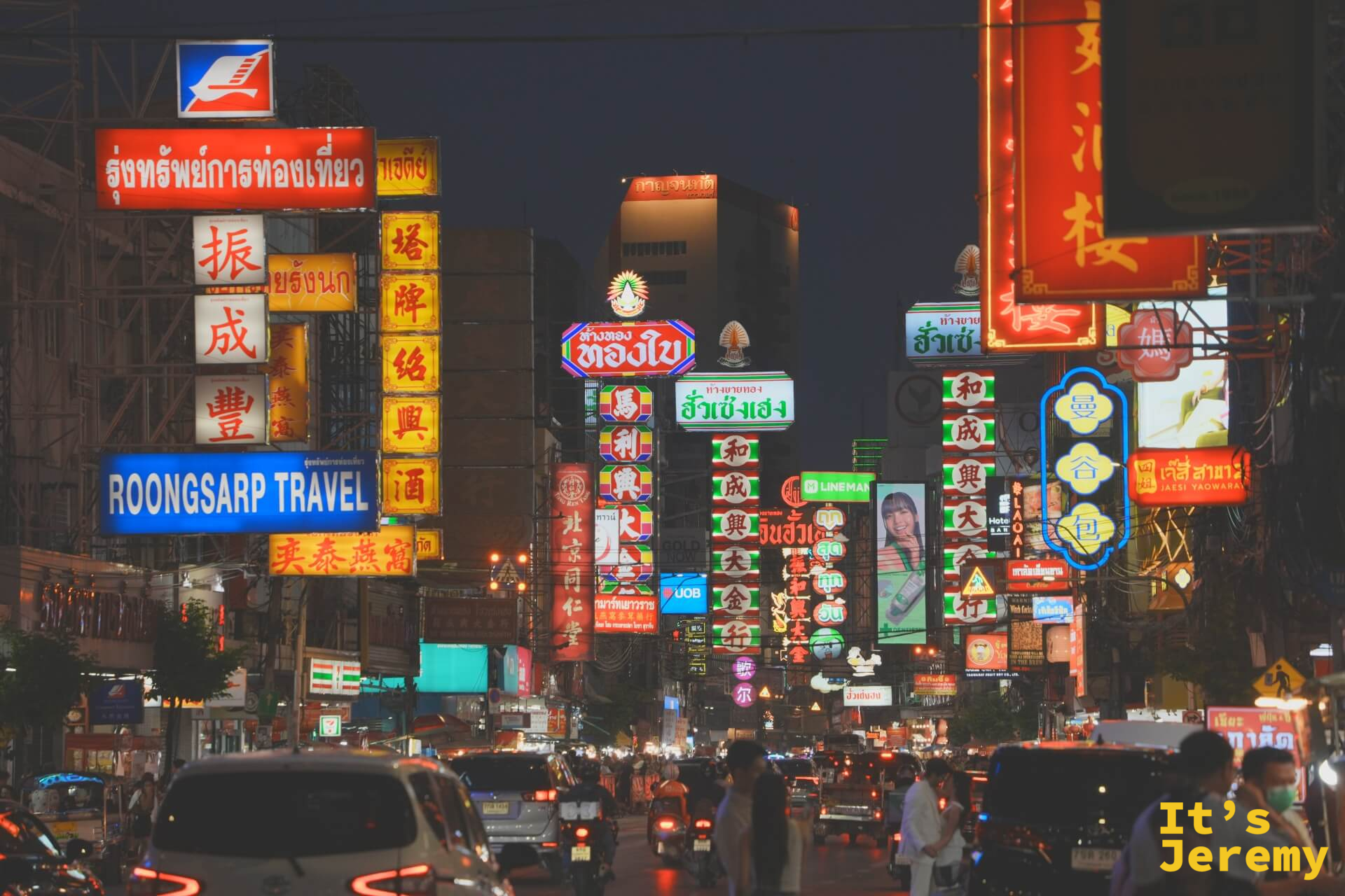 Yaowarat 路口夜景:密集的霓虹招牌,紅、黃、藍、綠的中泰英文字在夜空下