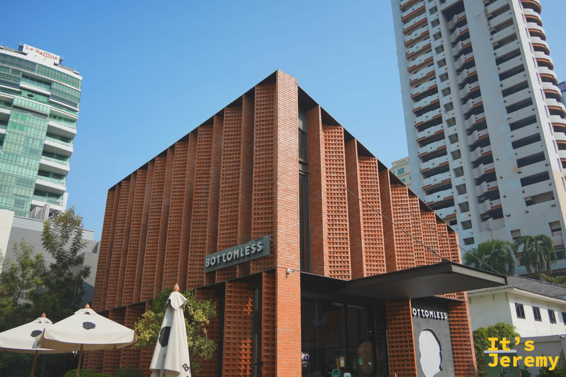 BOTTOMLESS 蘇坤蔚旗艦店正面全景，含戶外庭院與白色品牌傘