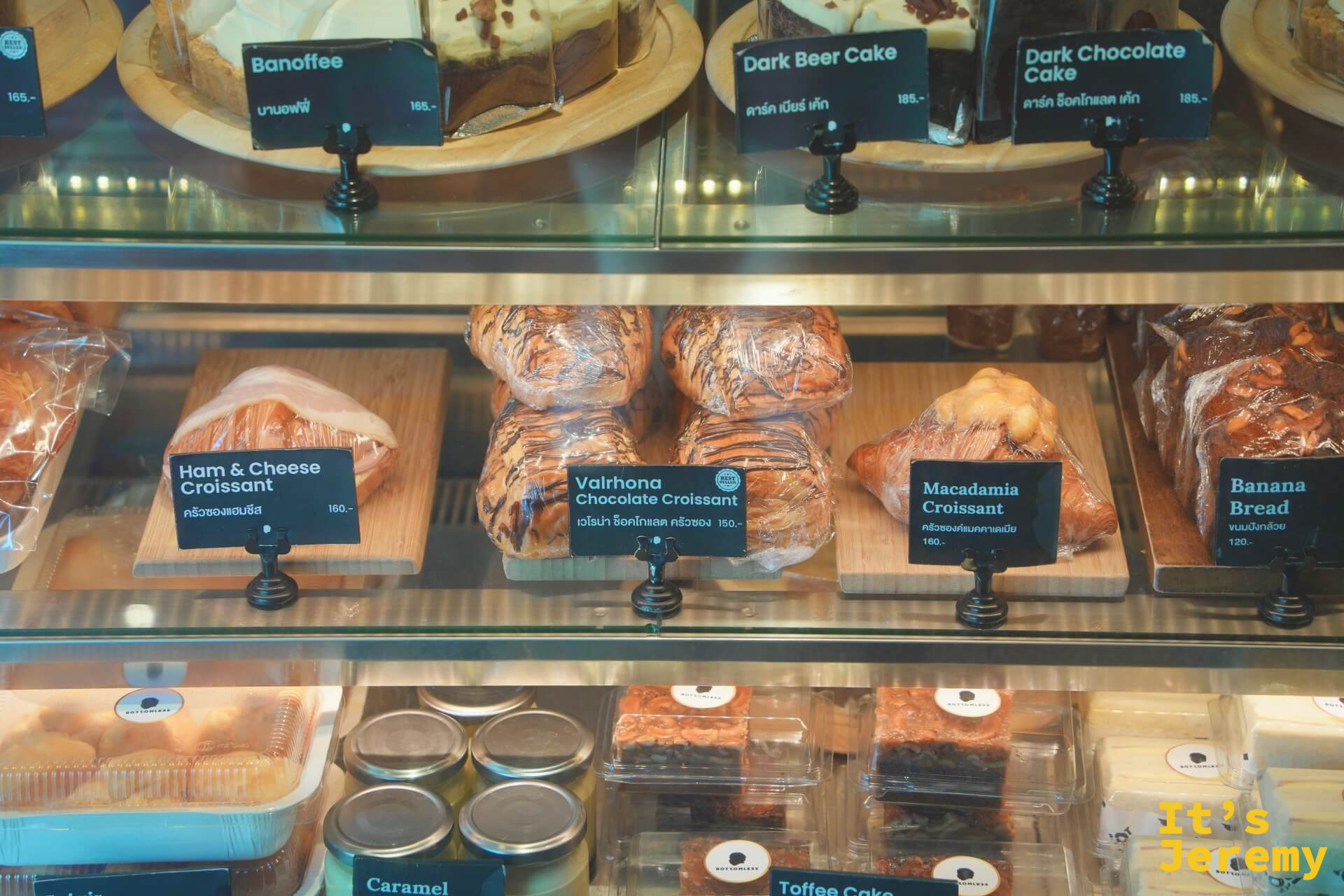 甜點冰櫃中層近景，Ham & Cheese Croissant、Valrhona Chocolate Croissant、Macadamia Croissant 等