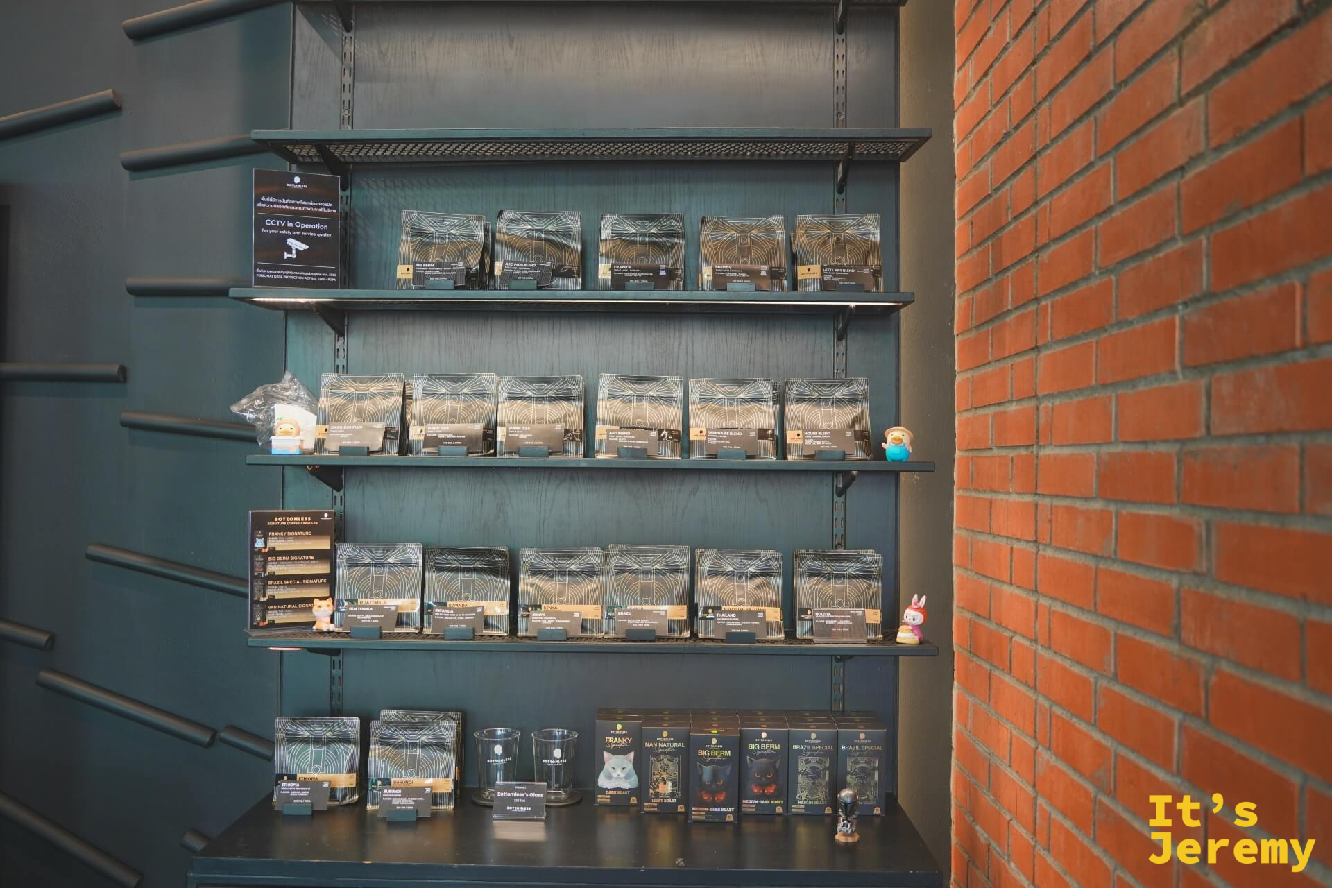 BOTTOMLESS 咖啡豆展示架，多款包裝整齊排列，旁邊有相關器具