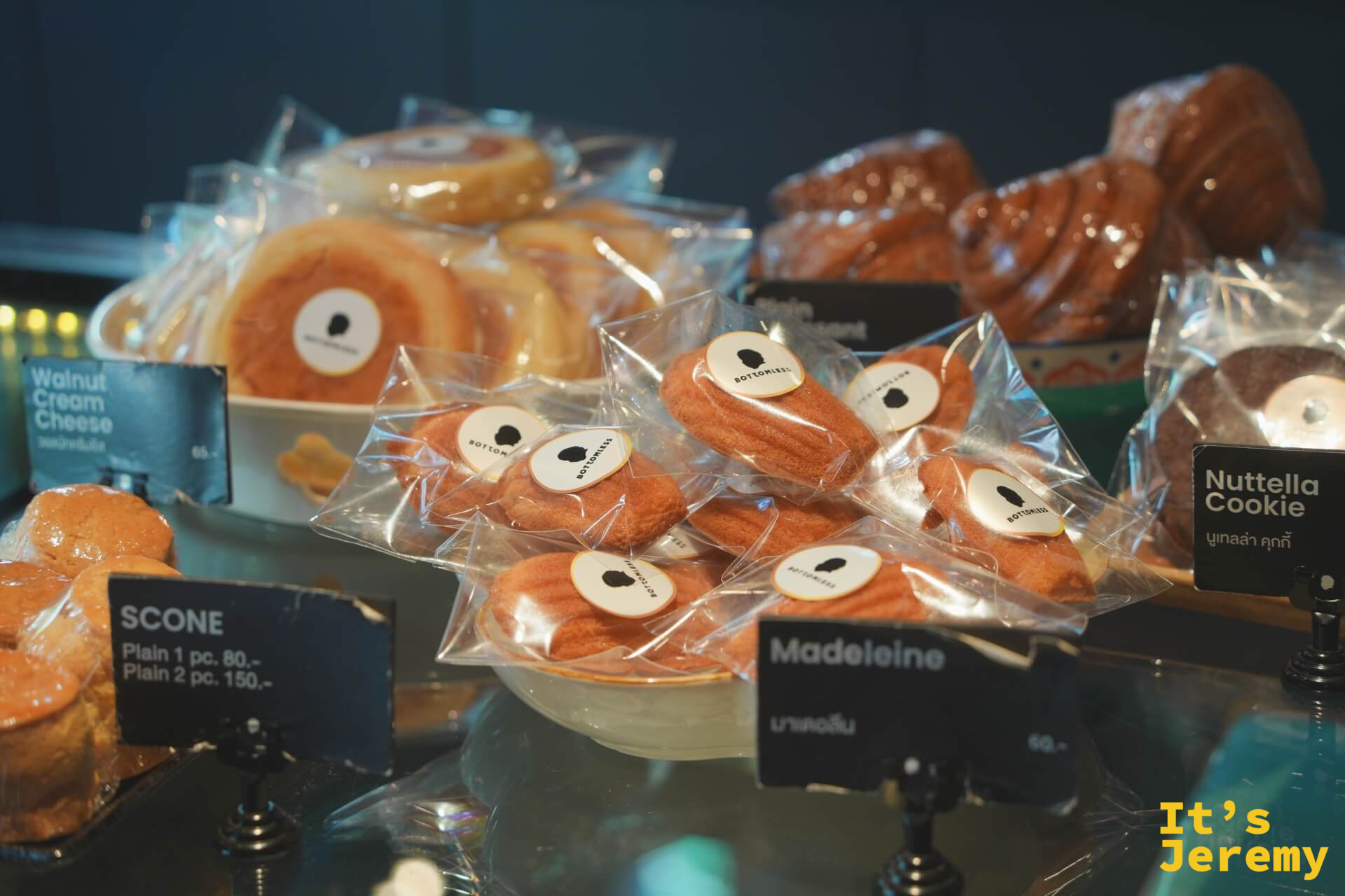 散裝小點展示台，有 Scone、Madeleine 包裝、Walnut Cream Cheese 等
