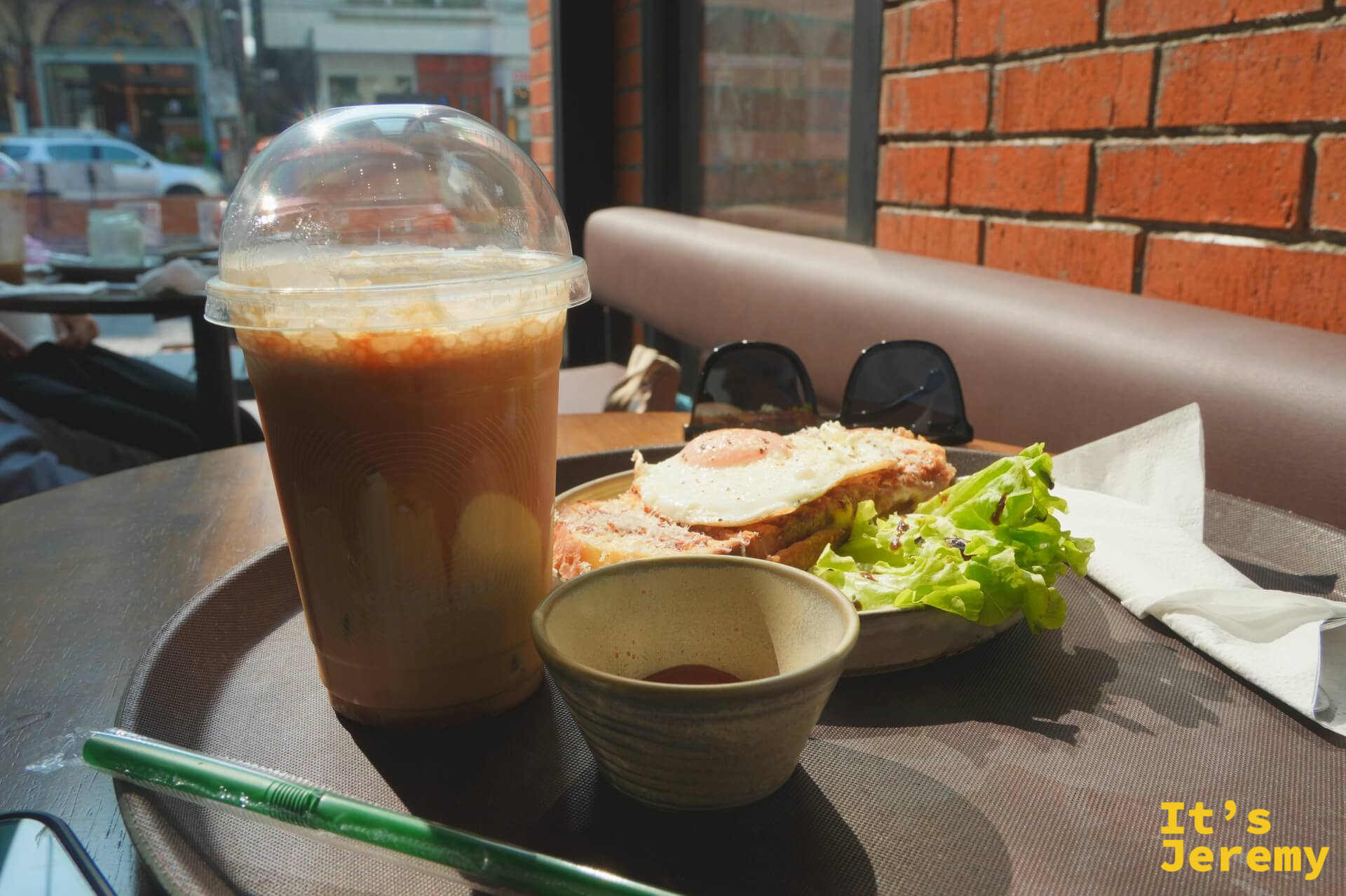 Iced Salted Caramel Macchiato 和 Number 4 四種起司三明治一起放在餐盤上