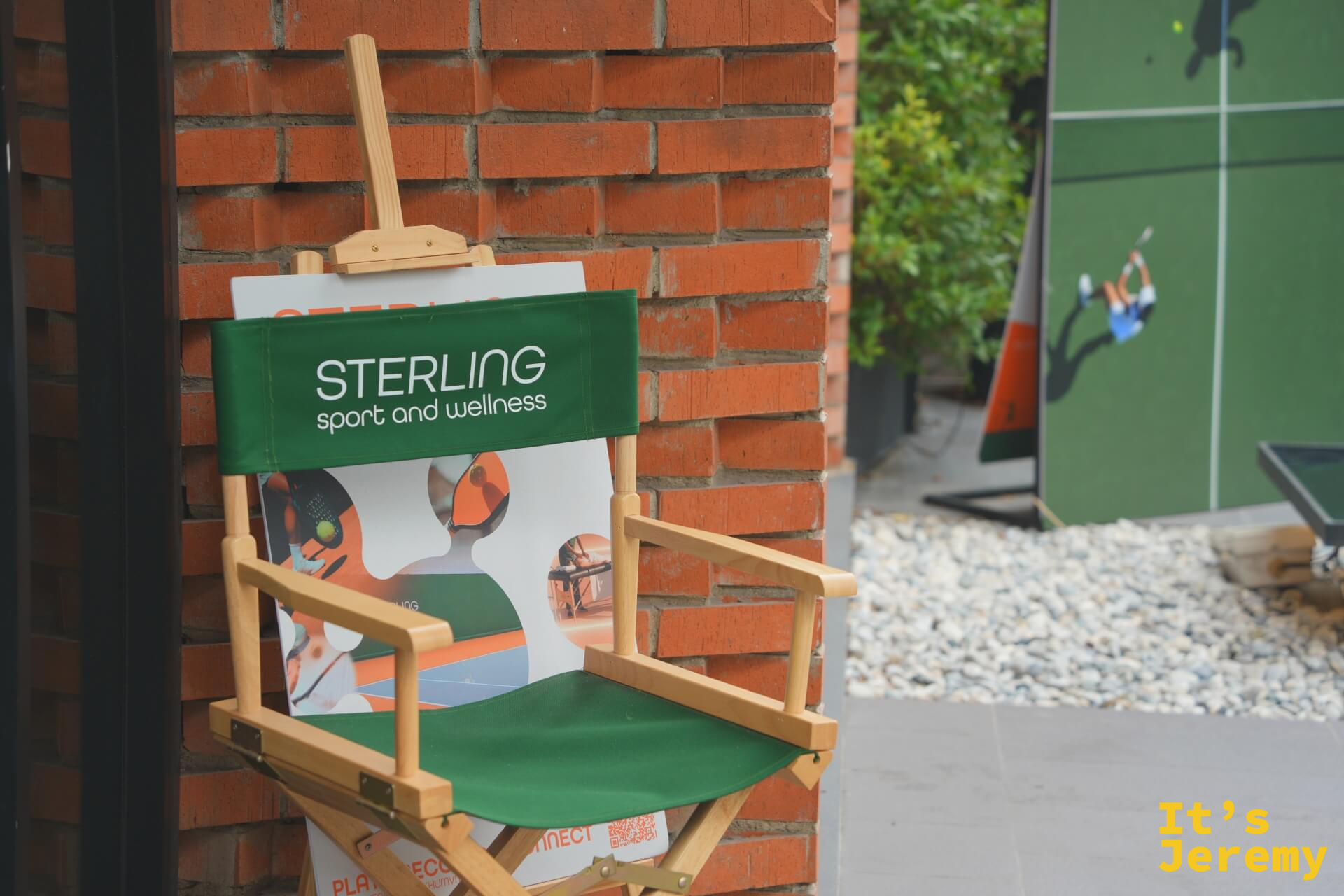 Sterling Sport and Wellness 招牌，BOTTOMLESS 旁邊的健身場地
