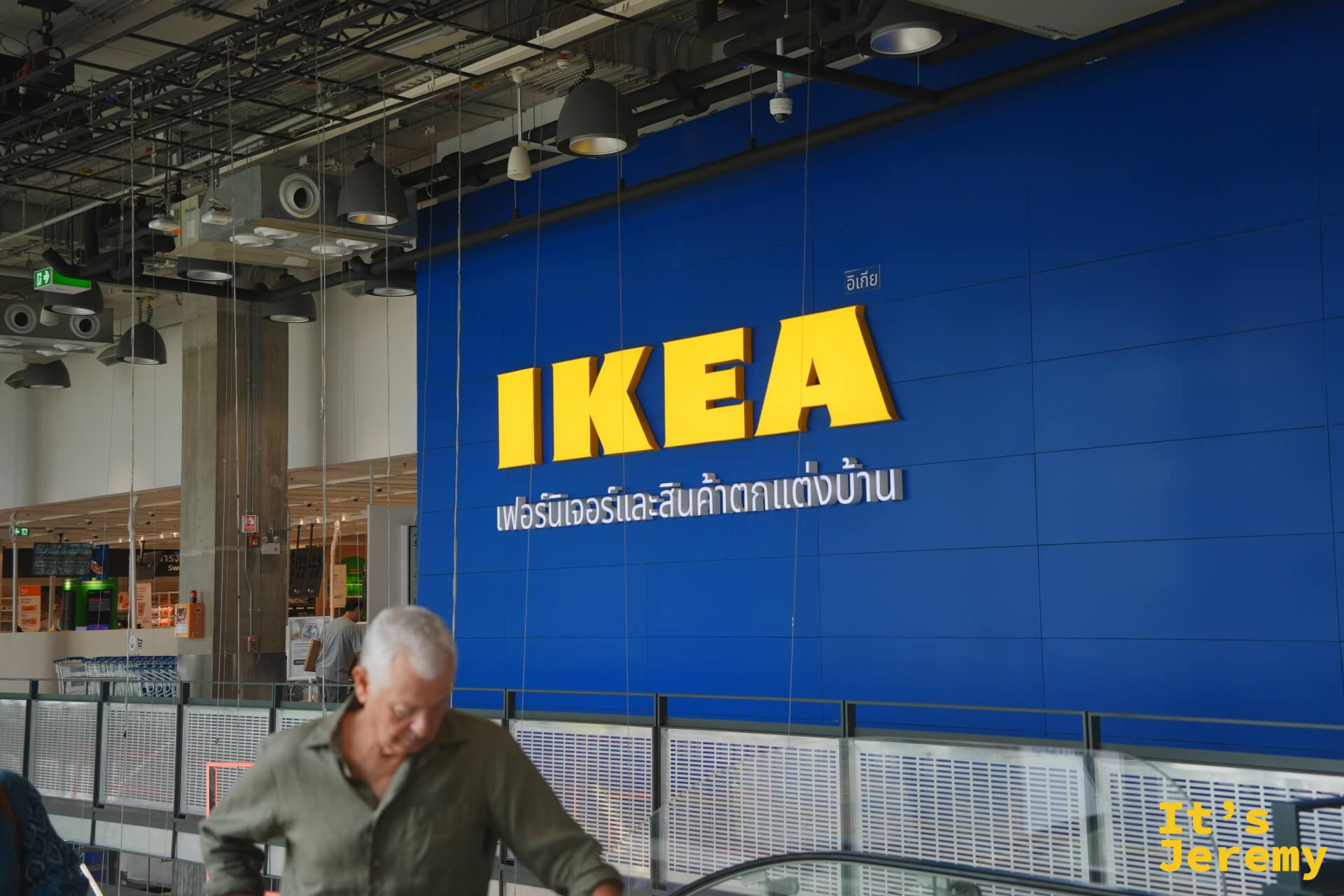 IKEA 藍黃招牌全景,泰文「เฟอร์นิเจอร์และสินค้าตกแต่งบ้าน」副標