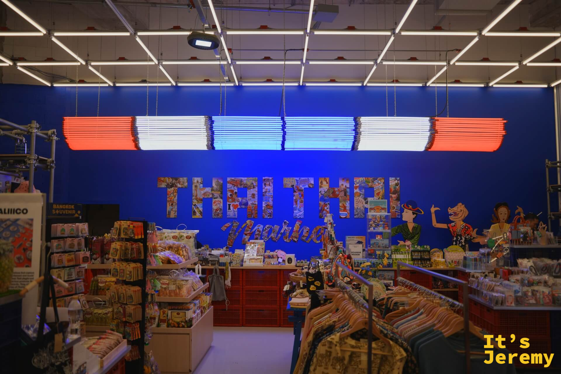 Thai Thai Market 泰國旗色主視覺牆,THAI THAI Market 拼貼字樣,店內陳列各式紀念品
