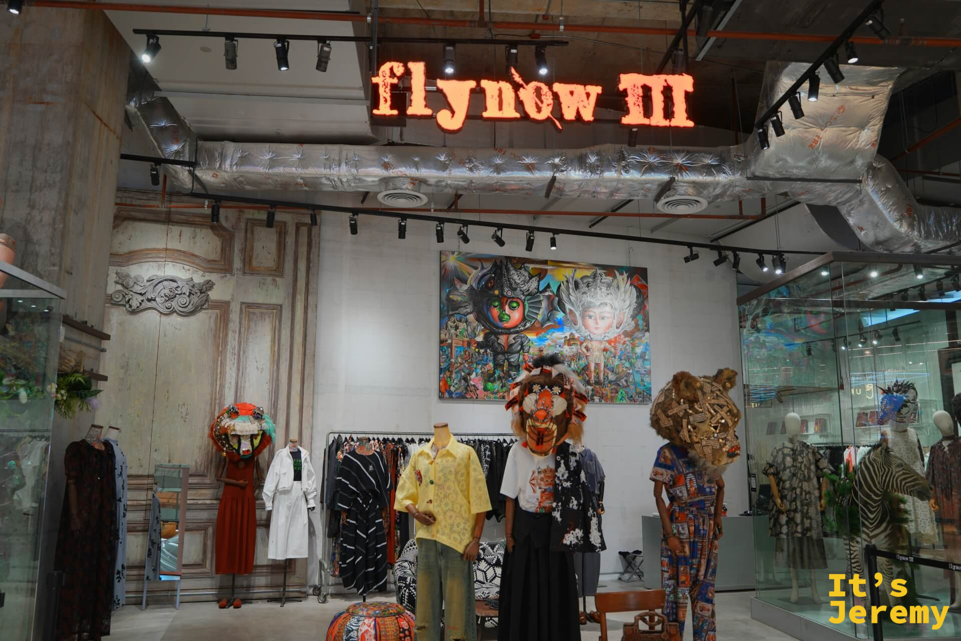 Flynow III 店外觀,霓虹店名,陳設穿著動物頭面具人偶的泰國設計師服裝