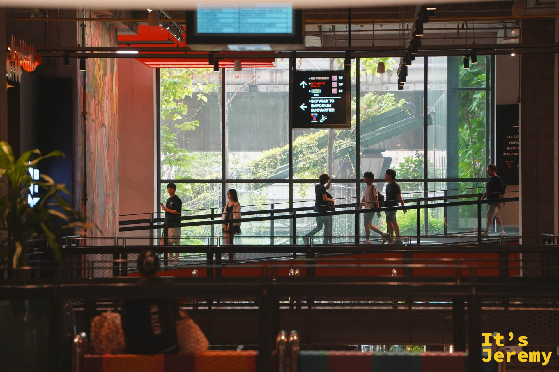 Emsphere 室內天橋走廊,指示牌顯示 Em Wander、Sphere Hall、BTS Skywalk 通往 Emporium 和 EmQuartier