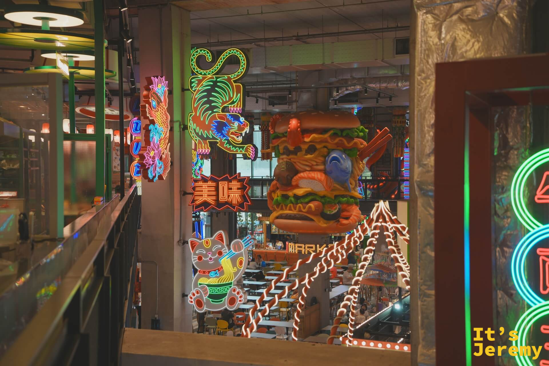 FYI Market 多層樓俯瞰,霓虹美味、霓虹老虎燈牌,巨型漢堡雕塑從天花板垂下