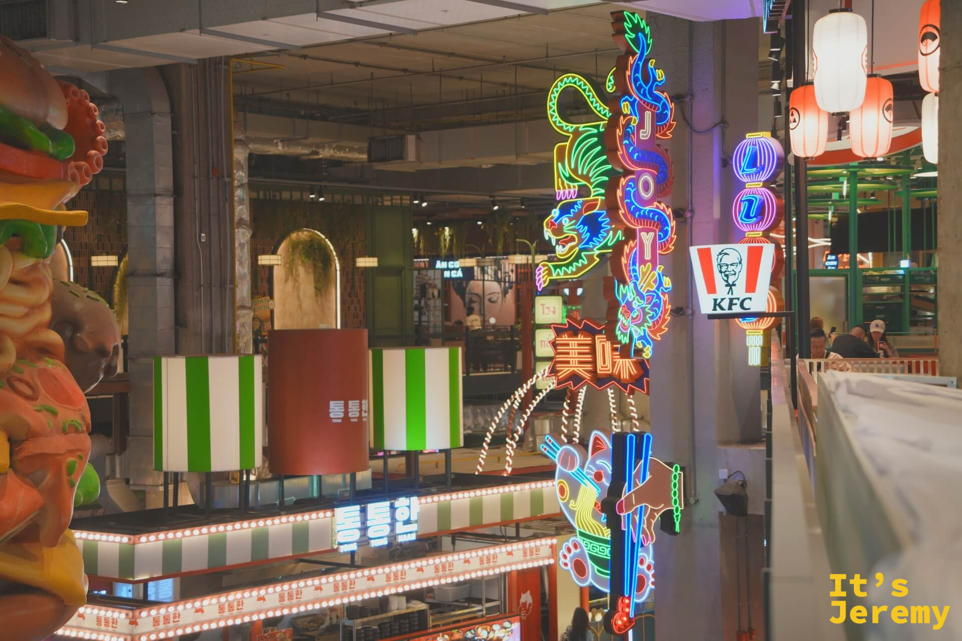 FYI Market 多層樓景觀,韓式通通한餐廳招牌、霓虹龍燈飾、KFC 同框