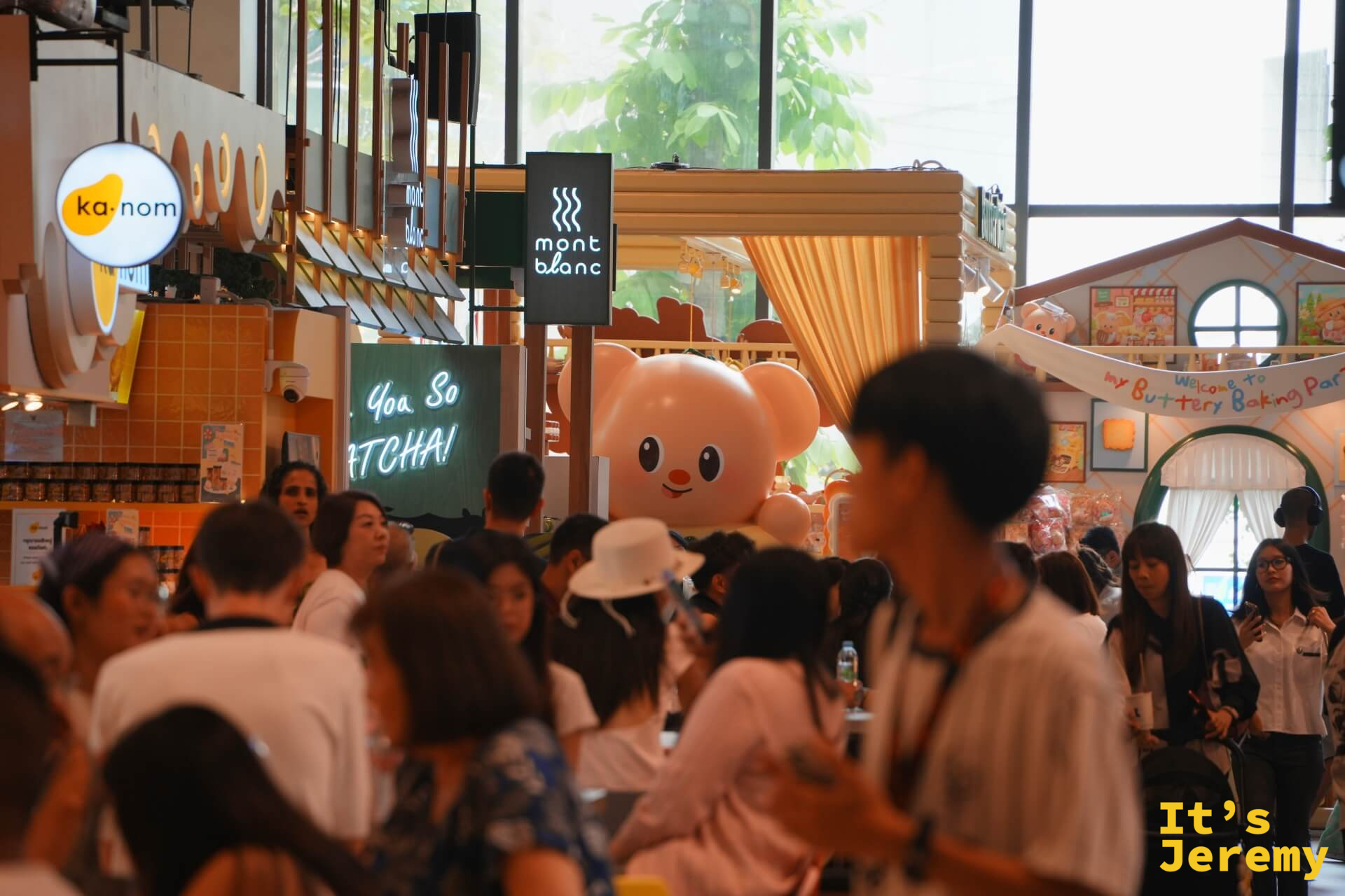 Ka-nom、Mont Blanc、You So Matcha 霓虹燈的甜點聚集區,人潮洶湧