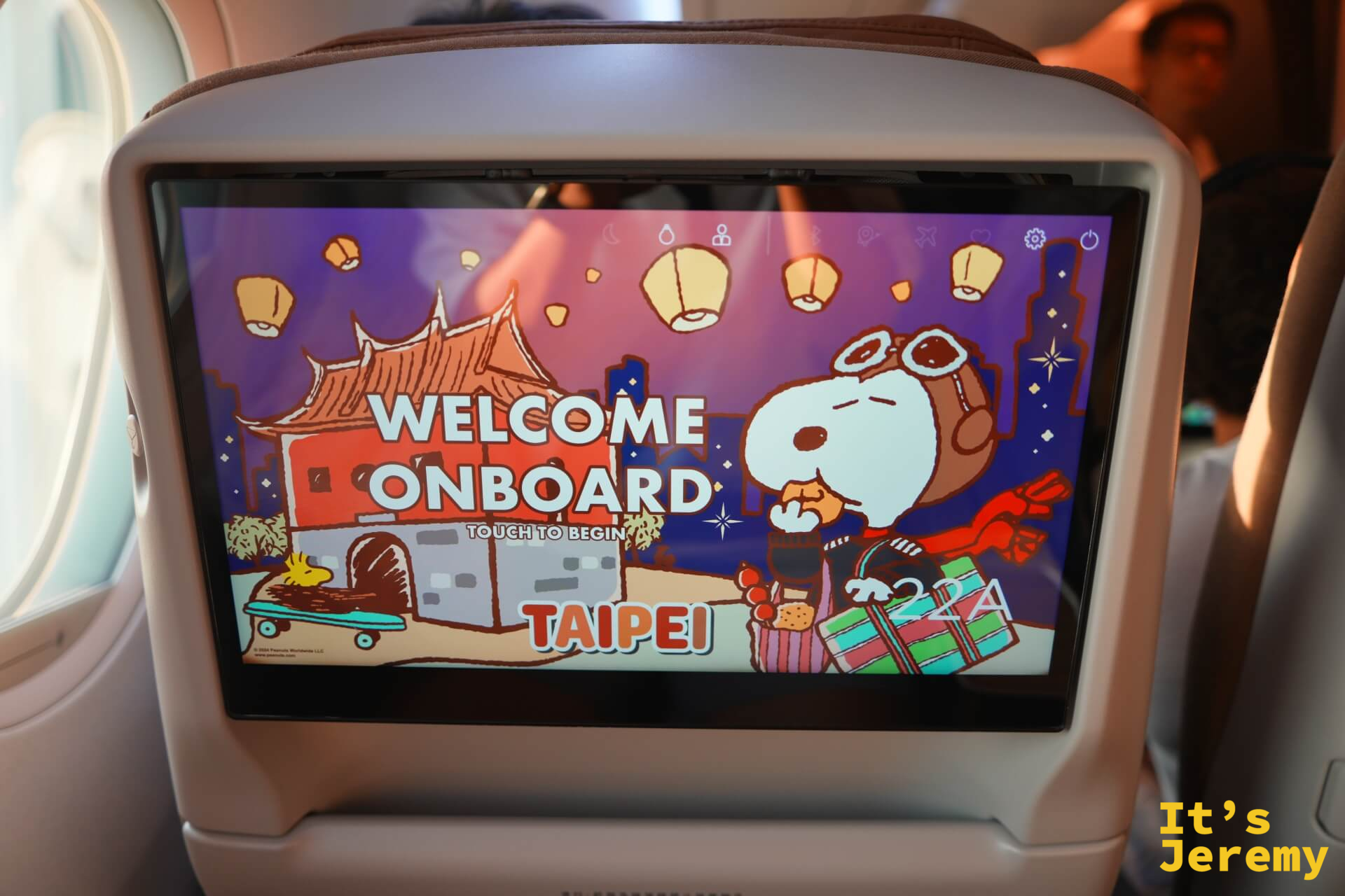 星宇航空機艙內娛樂螢幕顯示 Welcome Onboard Taipei,Snoopy 卡通飛行造型,座位號 22A