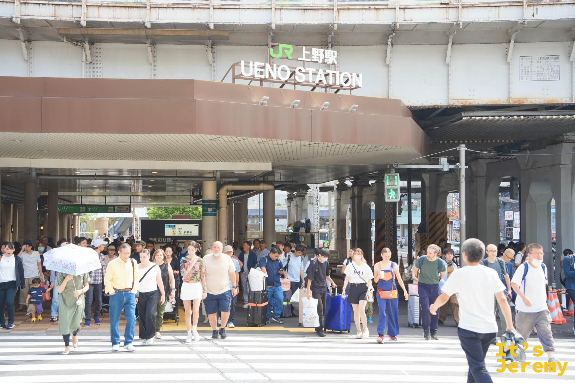 JR 上野駅入口,大批旅人與通勤族從出口湧出,行李箱與大背包交錯