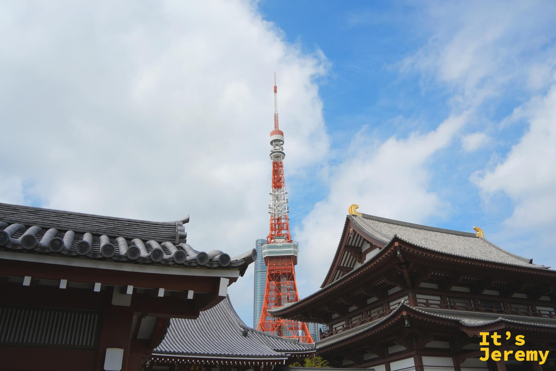 増上寺兩側殿堂屋瓦之間,東京鐵塔精準地夾在正中央