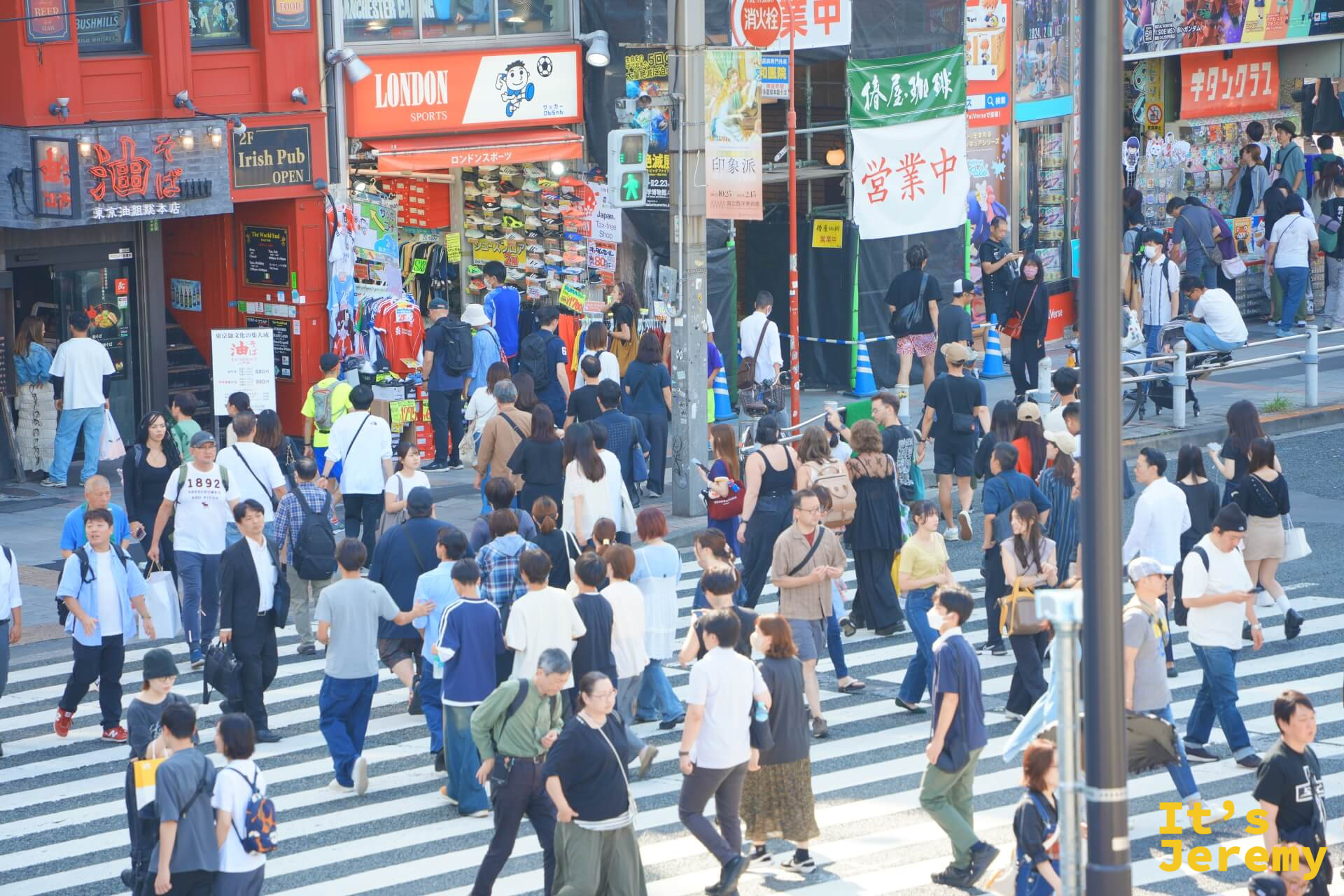上野アメ横周邊路口,LONDON 招牌的藏青色外牆入鏡,行人密集穿越斑馬線,色彩豐富