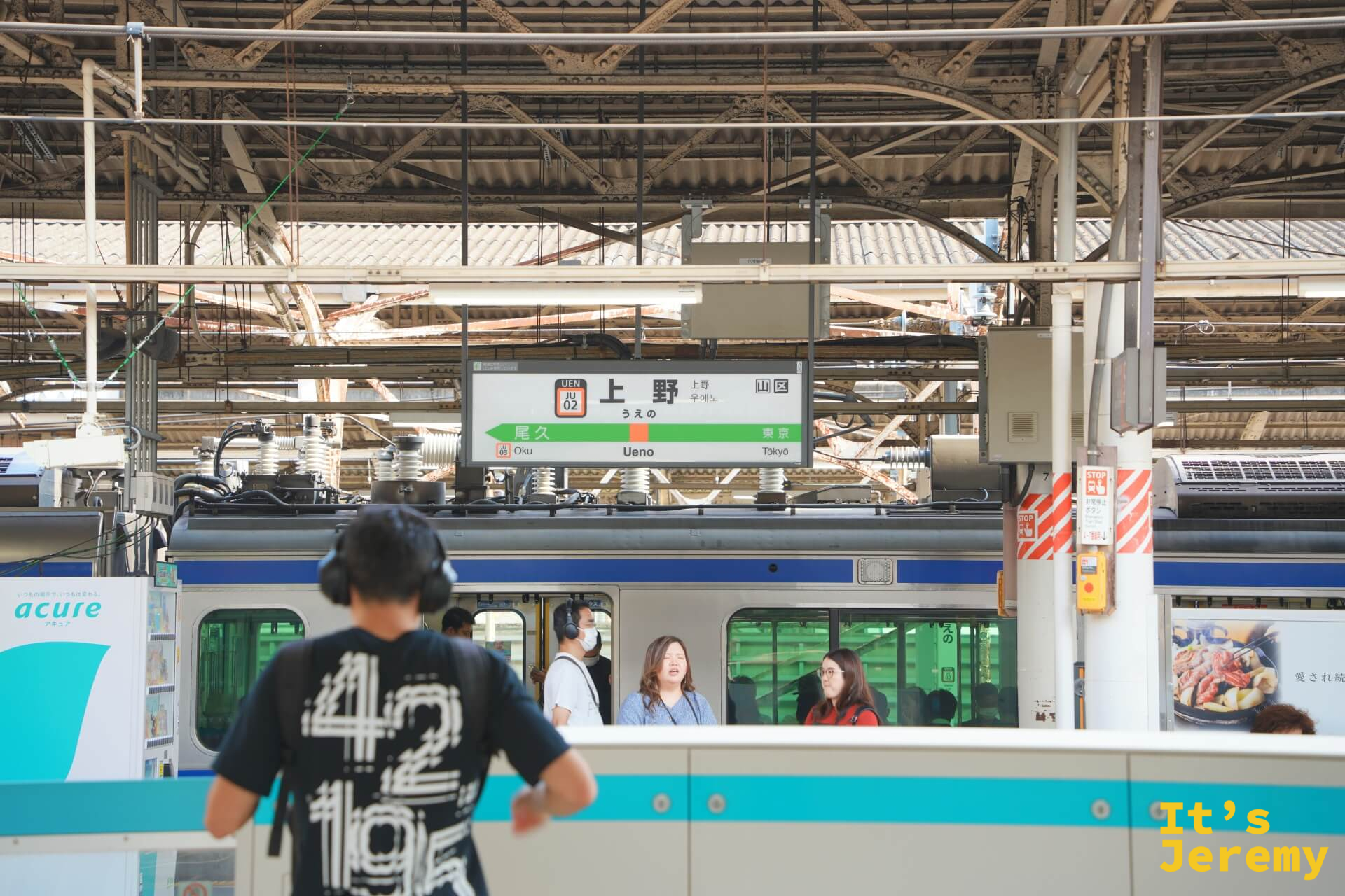 上野駅月台,「上野」綠色站名標示清晰,山手線電車靜靜停在一旁