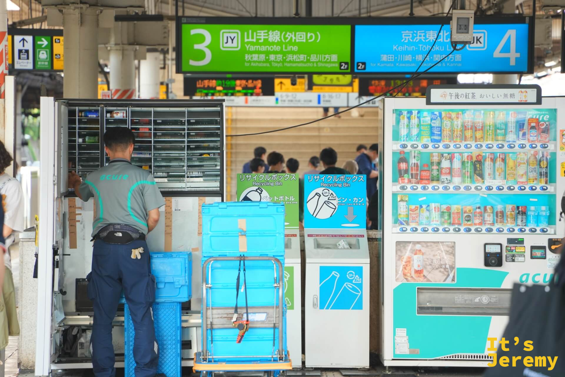 上野駅月台的 3 番與 4 番線標示,山手線(外回り)與京浜東北線分佔兩側,工作人員正在整理台車