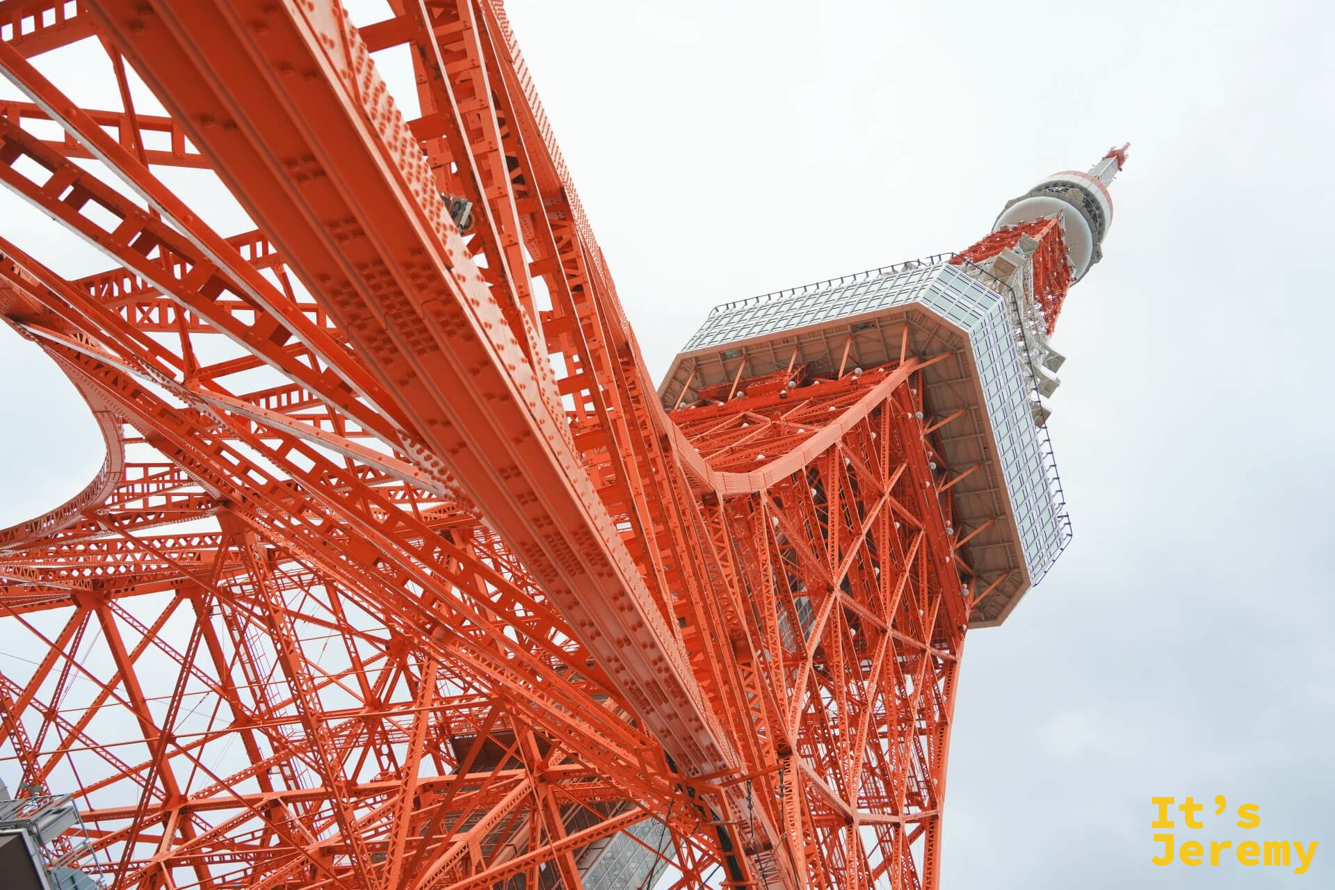 從東京鐵塔正下方仰望,四根主腳柱從四個角度收攏,鋼鐵格架密集,仰頭看有點暈眩