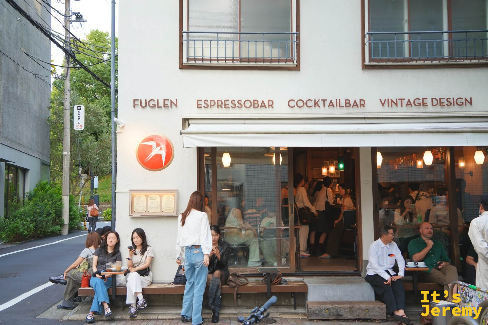 Fuglen Tokyo 外觀,招牌刻著 ESPRESSOBAR COCKTAILBAR VINTAGE DESIGN,傍晚人群聚集在白色建築前