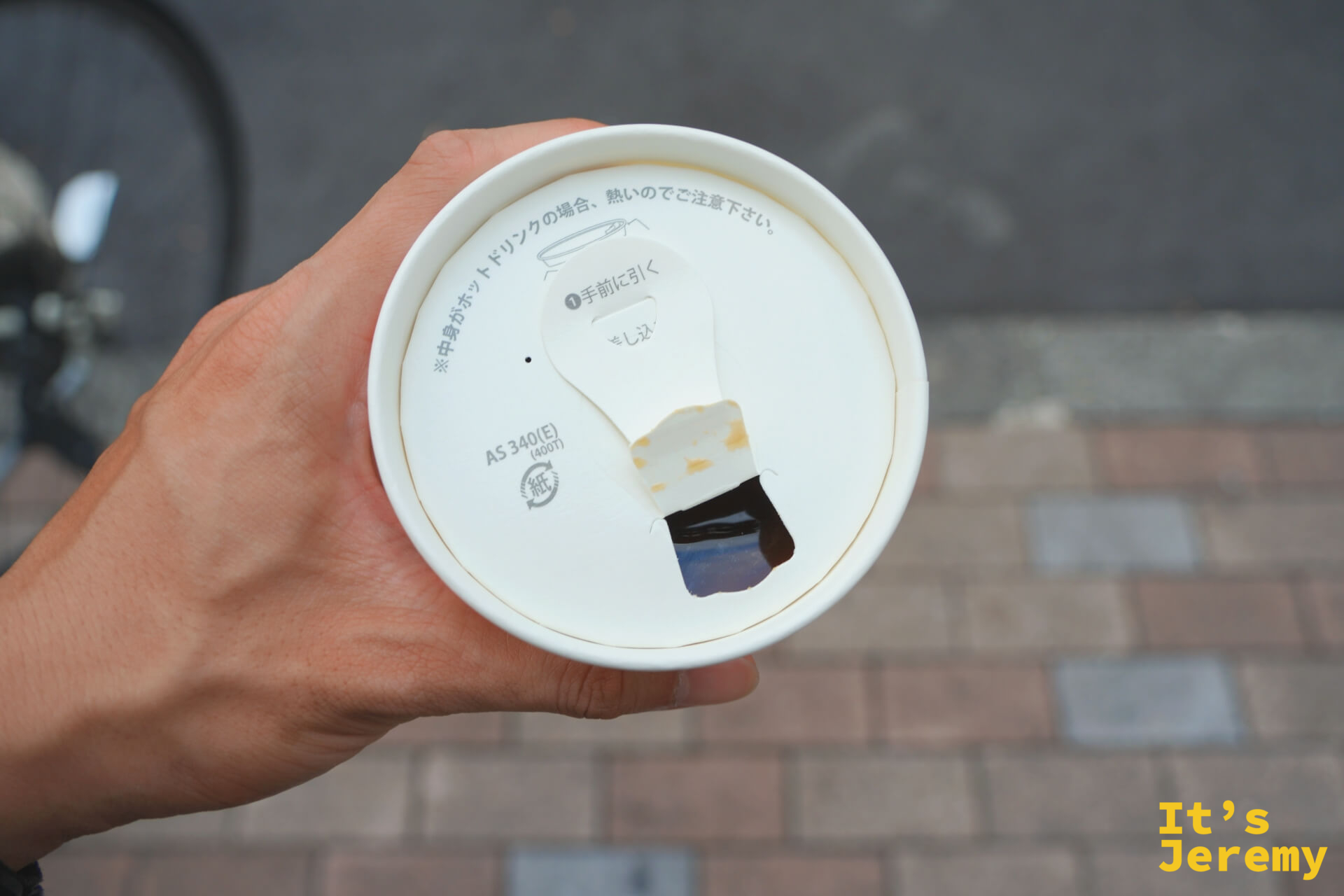 外帶杯蓋俯視,淡淡的咖啡痕跡透過白色杯蓋呈現