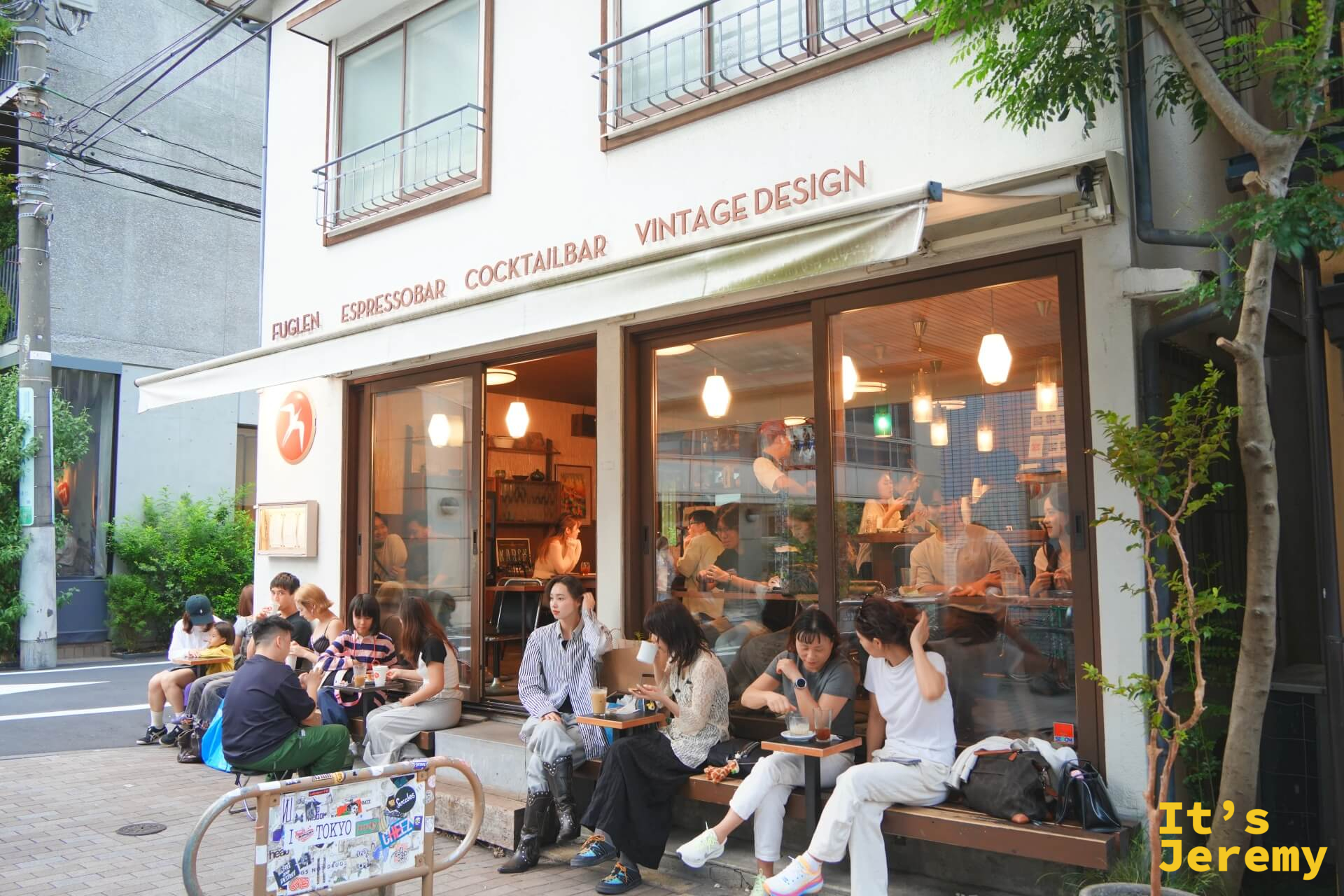 Fuglen 外觀遠景,白色建築低調坐落在代々木的街角,綠樹為背景
