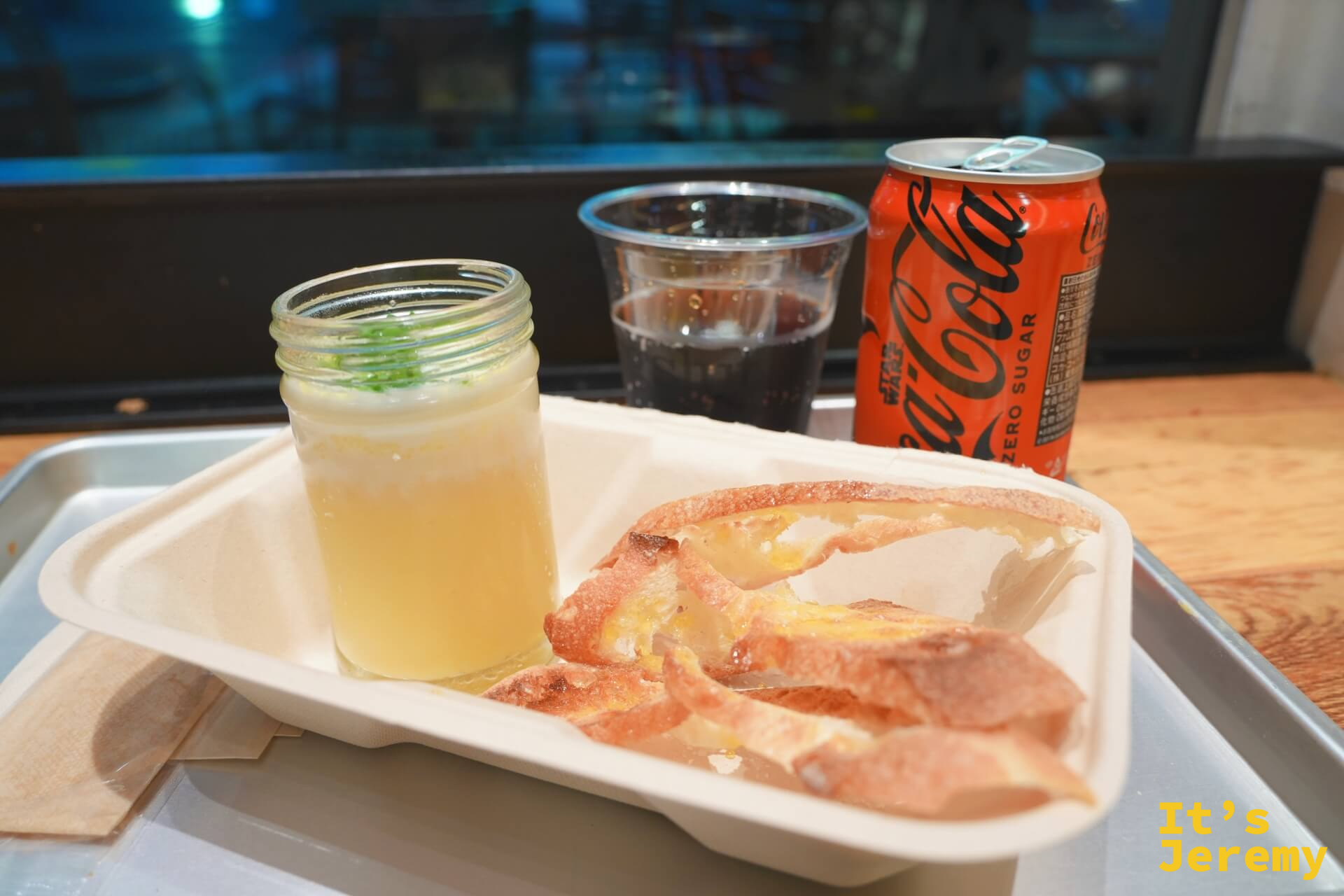 SLUT 全餐托盤：玻璃罐裝馬鈴薯泥配水波蛋、焦脆薄餅片、杯裝飲料與可樂Zero罐